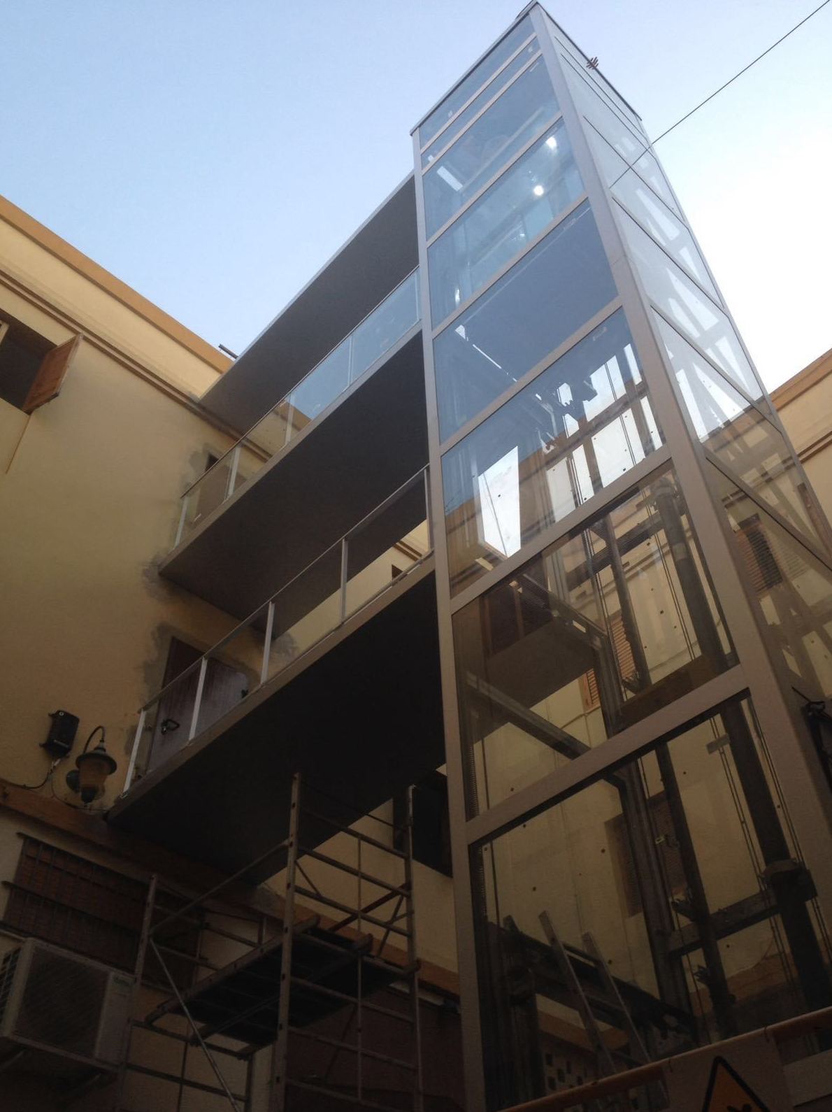 Estructura de ascensor exterior con pasarela por Jaco