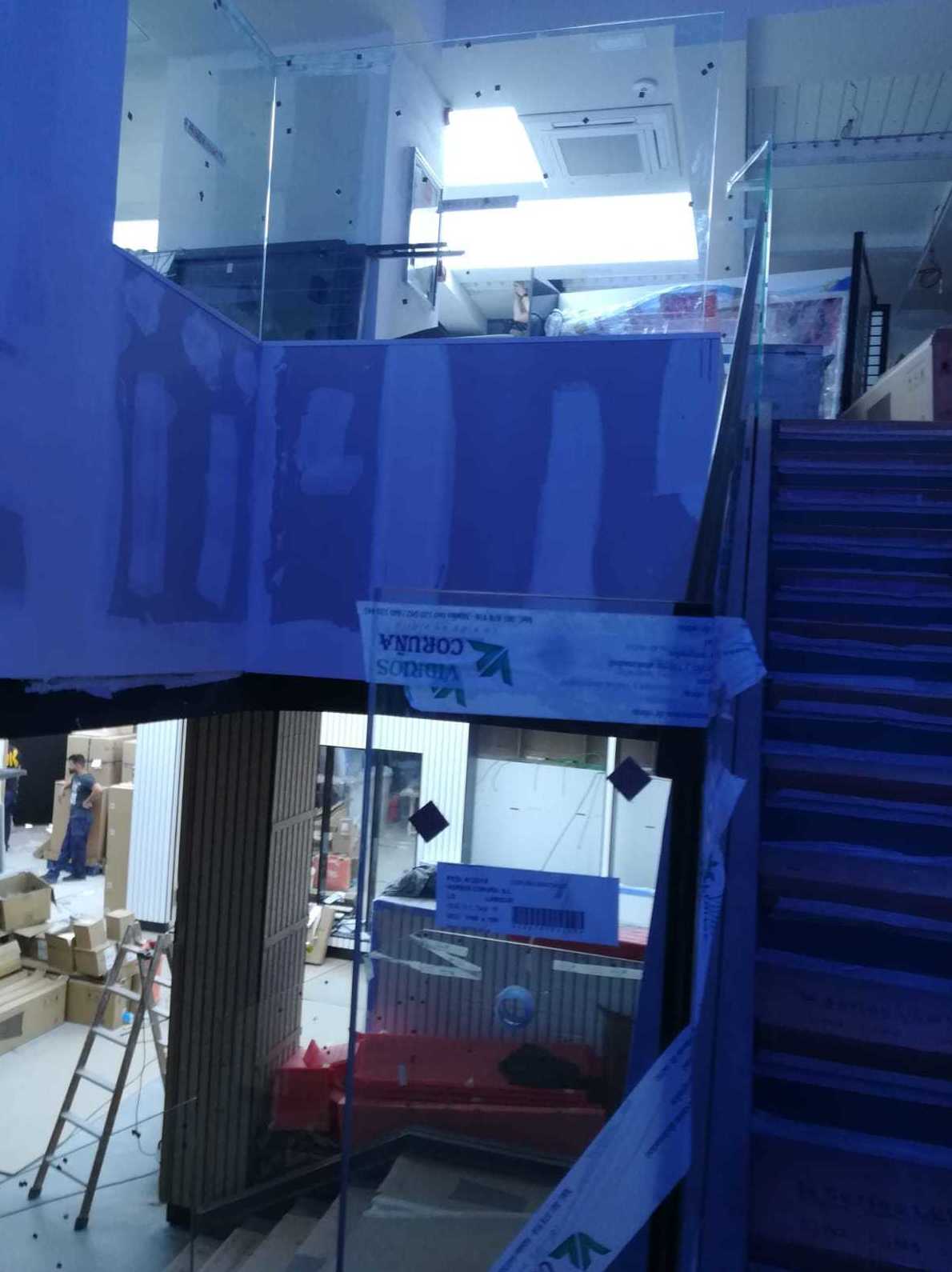 Barandilla de vidrio laminado y templado con pasamanos en acero: Servicios de Vidrios Coruña Barandilla de vidrio laminado y templado con pasamanos en acero: Servicios de Vidrios Coruña