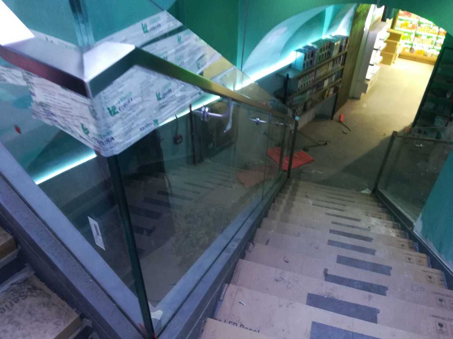 Barandilla de vidrio laminado y templado con pasamanos en acero: Servicios de Vidrios Coruña Barandilla de vidrio laminado y templado con pasamanos en acero: Servicios de Vidrios Coruña