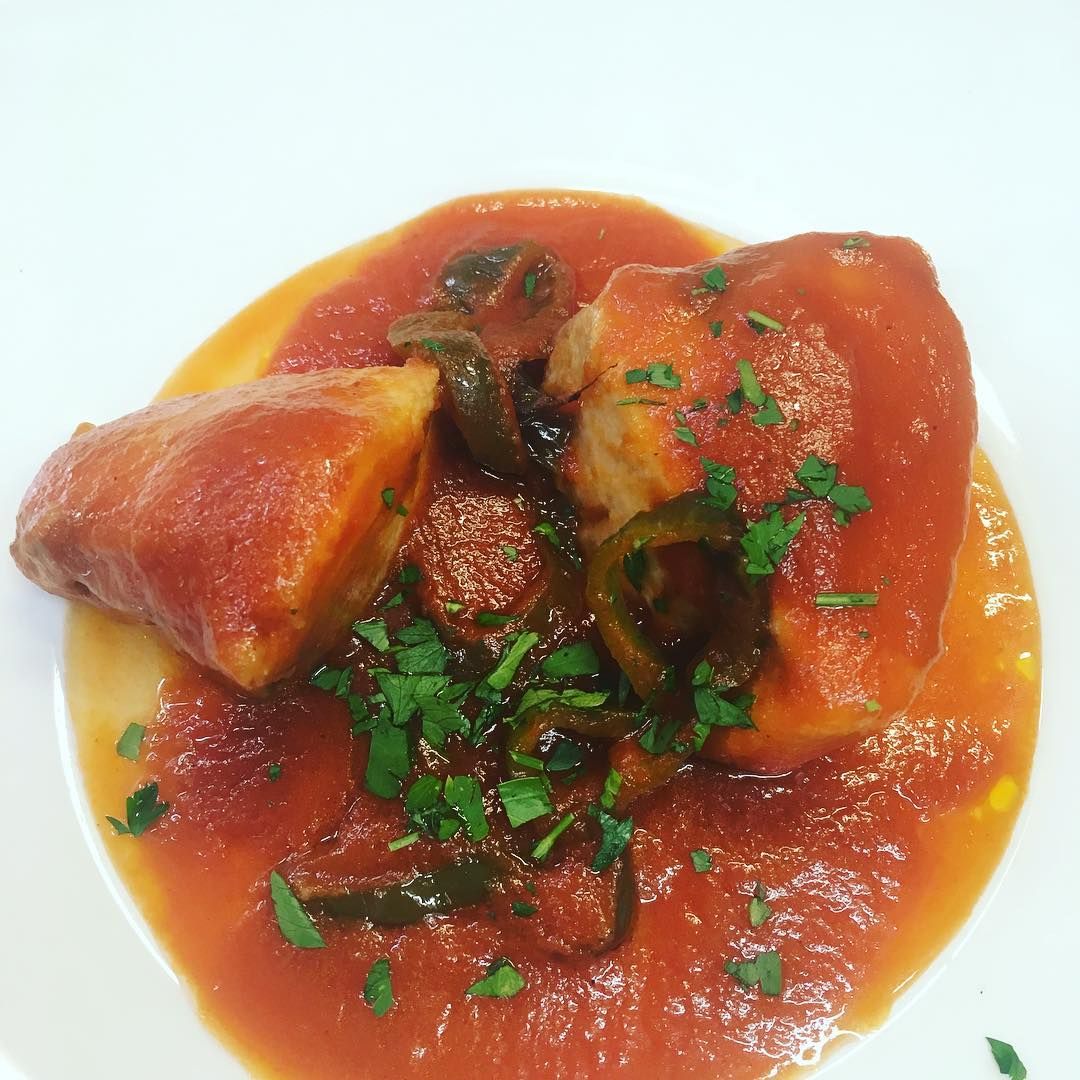 Lomo de bonito del Cantábrico con tomate