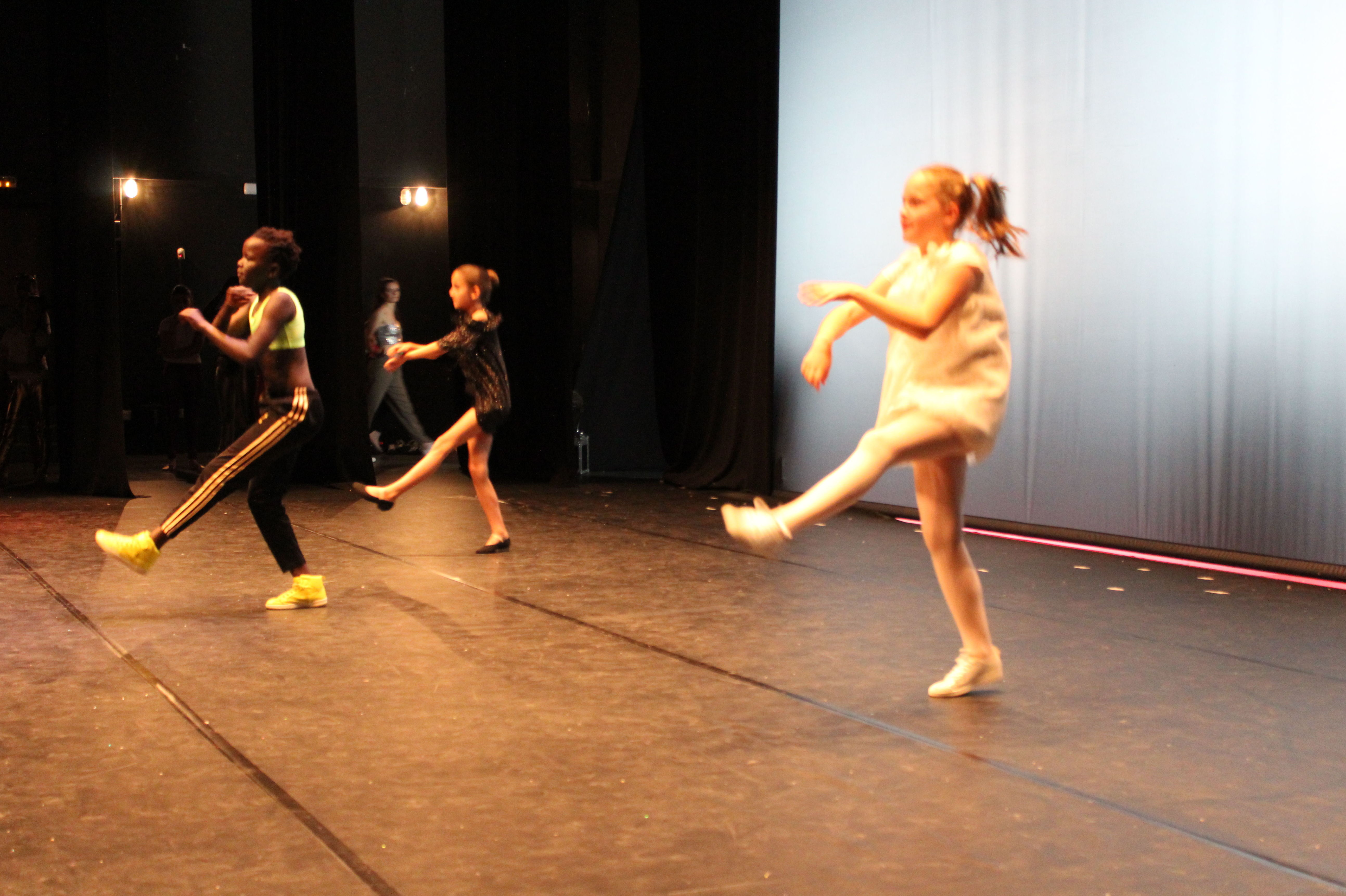 BAILE MODERNO: Catálogo de Actividades de Estudio de Ballet Ana Mª Aurrecoechea BAILE MODERNO: Catálogo de Actividades de Estudio de Ballet Ana Mª Aurrecoechea