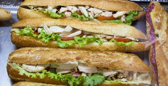 Bocadillos, montados y tostas: Nuestros platos de Bar Cafetería La Serna Bocadillos, montados y tostas: Nuestros platos de Bar Cafetería La Serna