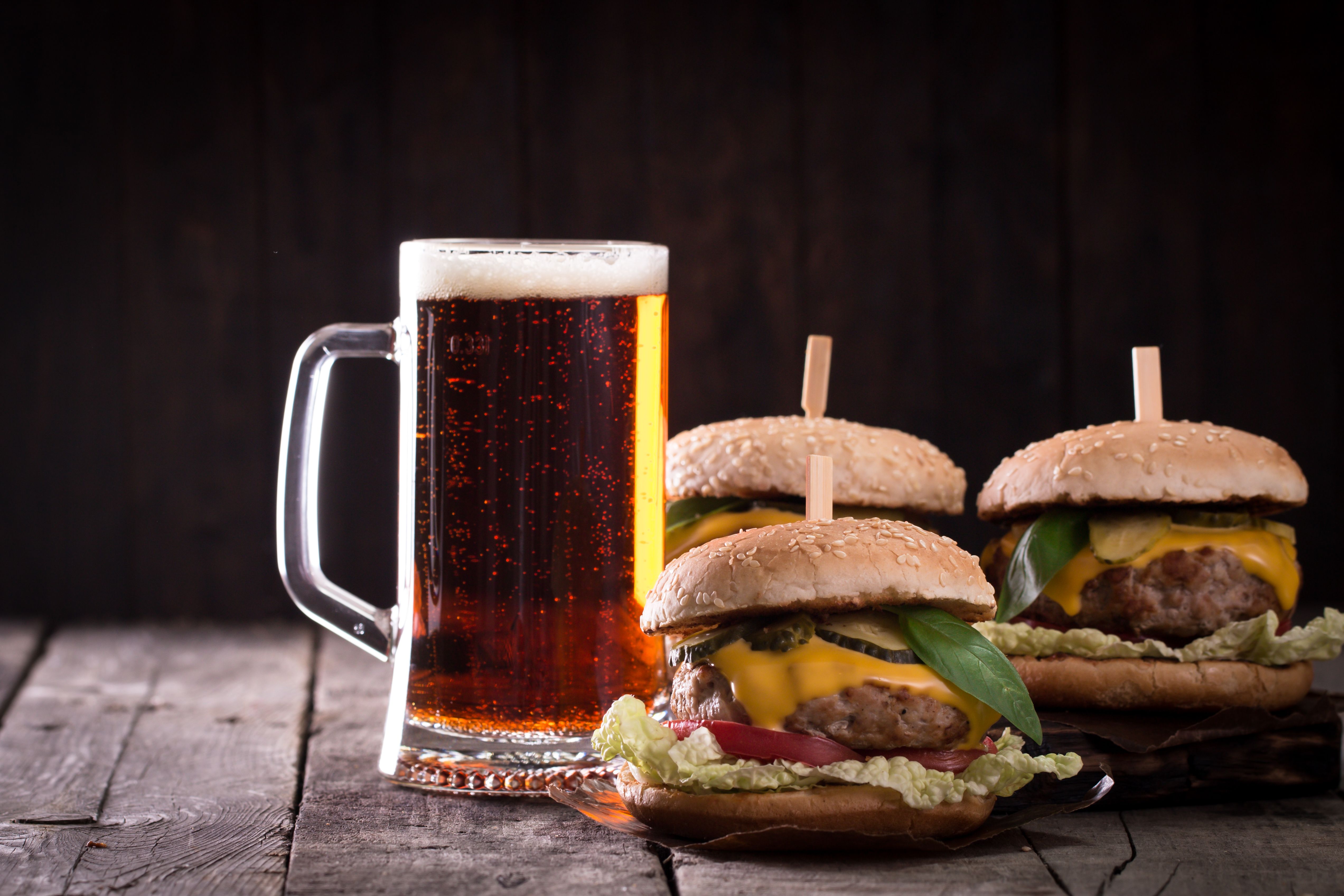 Especialidad en hamburguesas y sandwich: Nuestros platos de Bar Cafetería La Serna Especialidad en hamburguesas y sandwich: Nuestros platos de Bar Cafetería La Serna