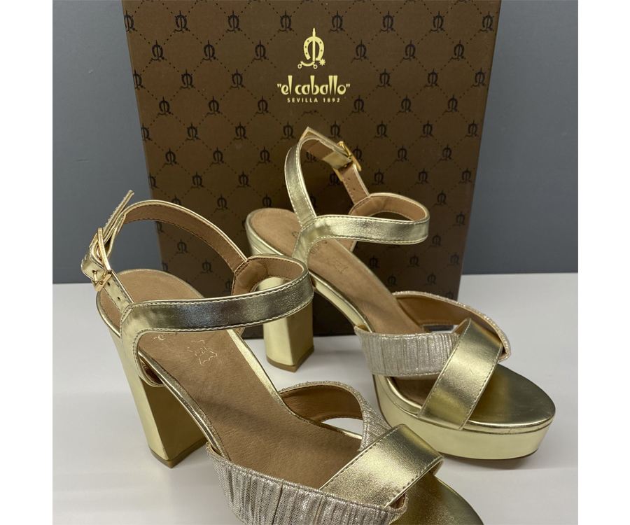 Sandalia oro "el caballo" Ref. 750 Precio 55 € ¡También disponible en plata! Sandalia oro "el caballo" Ref. 750 Precio 55 € ¡También disponible en plata!