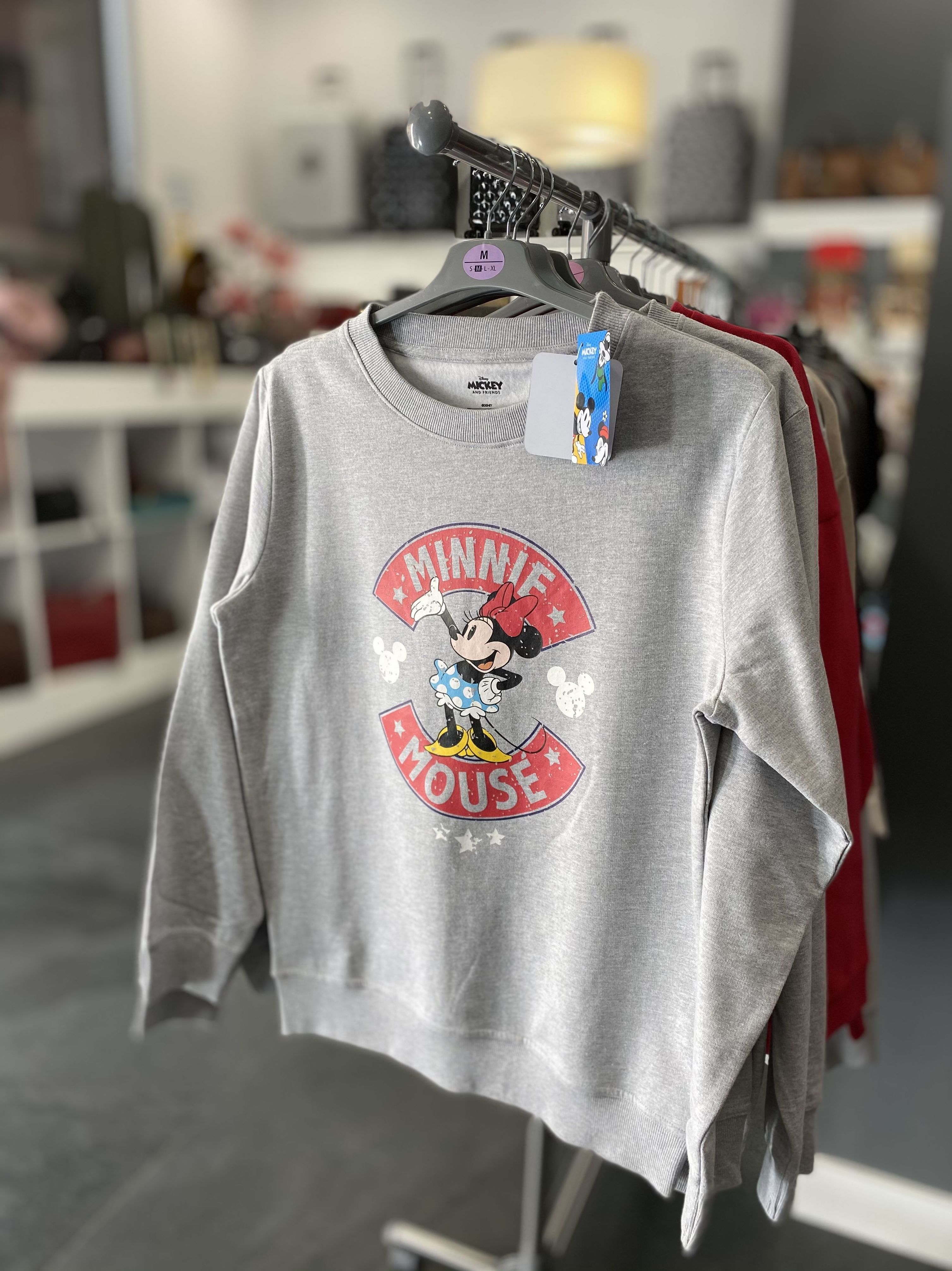 Sudadera de Minnie, tallas S/M/L/XL, precio 27€ Sudadera de Minnie, tallas S/M/L/XL, precio 27€