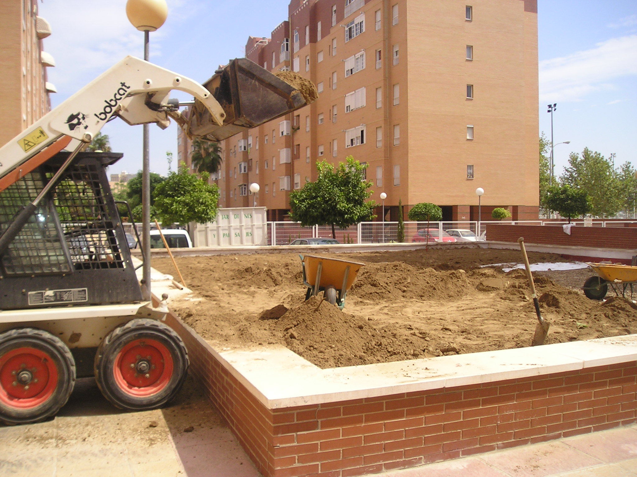TRABAJOS CON MINI CARGADORAS Y MINIEXCAVADORAS : Servicios de Jardines y paisajes TRABAJOS CON MINI CARGADORAS Y MINIEXCAVADORAS : Servicios de Jardines y paisajes