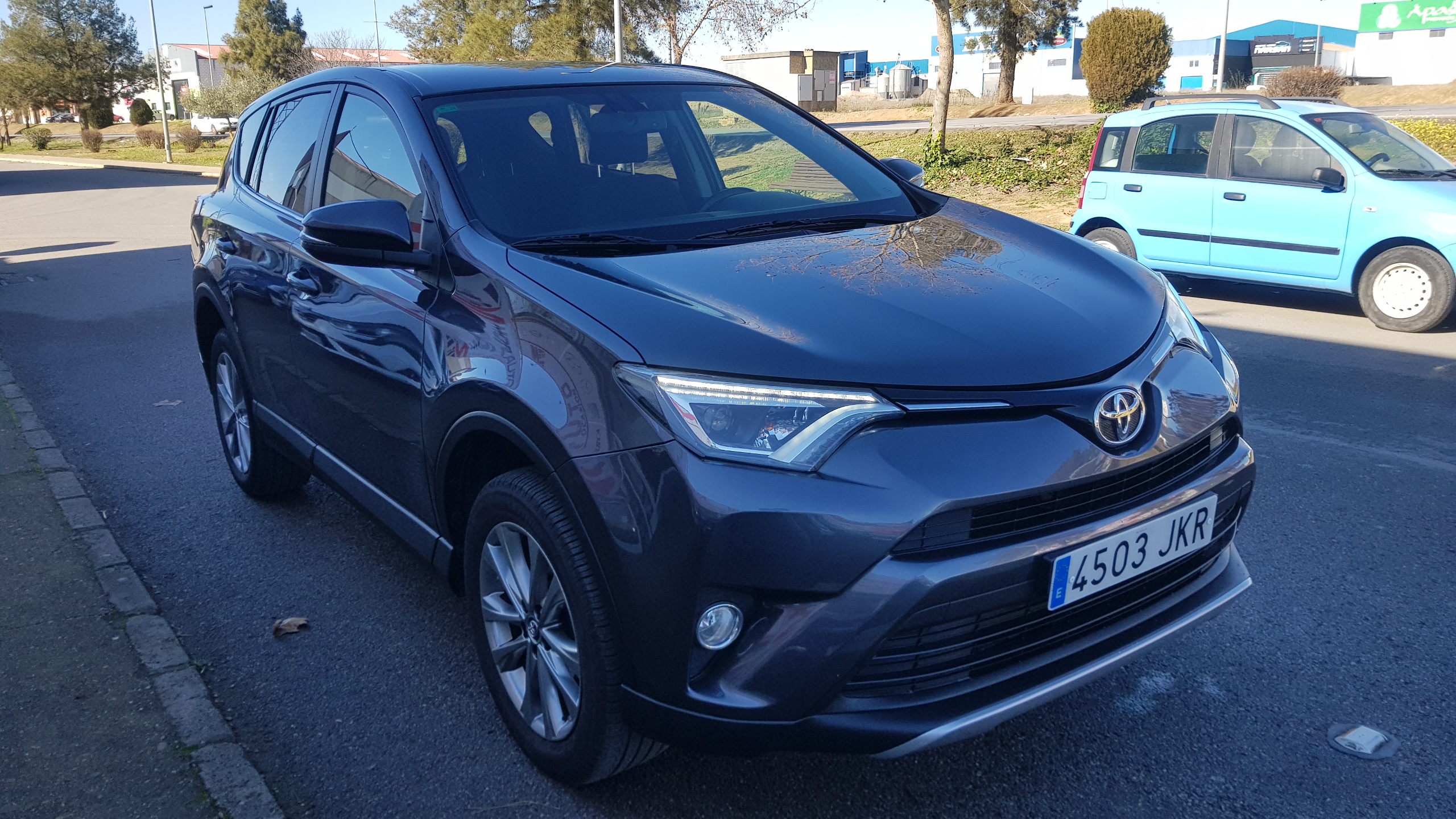 Toyota Rav4 2.0 D-4D 140CV 4X2: Catálogo de AUTOMOVILES MORAUTO SL Toyota Rav4 2.0 D-4D 140CV 4X2: Catálogo de AUTOMOVILES MORAUTO SL