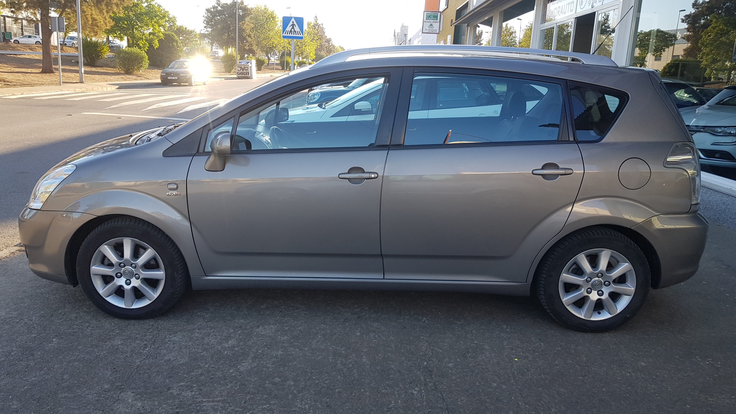 TOYOTA Corolla Verso 2.0 D4D Sol: Catálogo de AUTOMOVILES MORAUTO SL TOYOTA Corolla Verso 2.0 D4D Sol: Catálogo de AUTOMOVILES MORAUTO SL