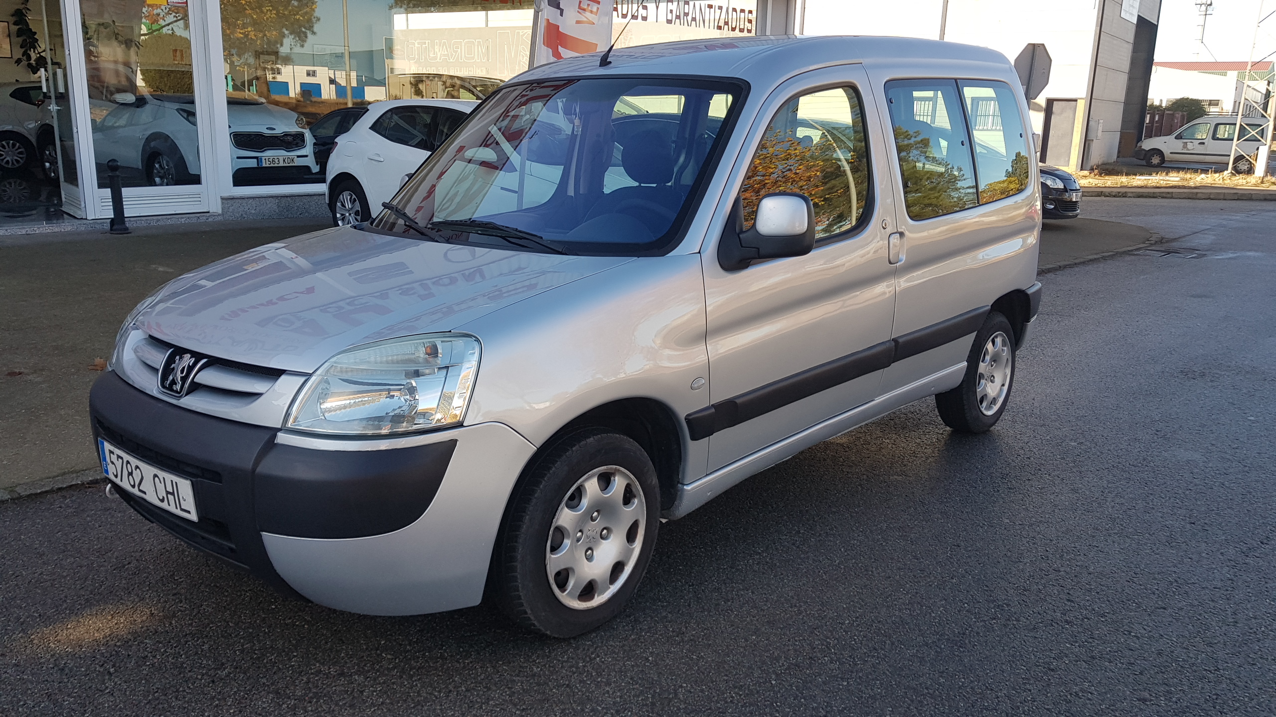 PEUGEOT Partner COMBIESPACE 1.9D: Catálogo de AUTOMOVILES MORAUTO SL PEUGEOT Partner COMBIESPACE 1.9D: Catálogo de AUTOMOVILES MORAUTO SL