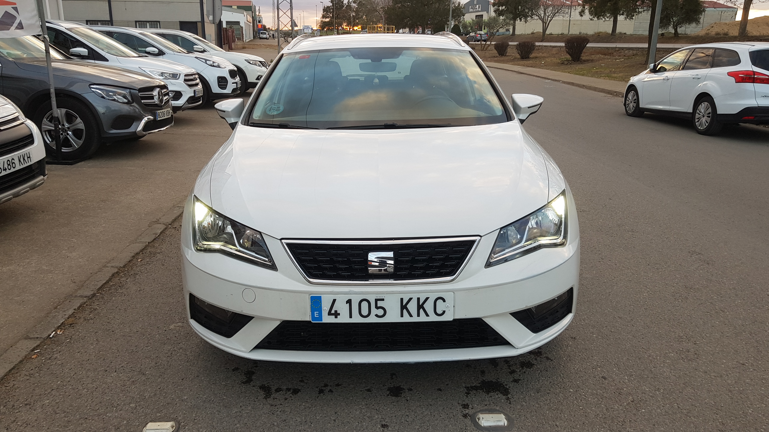 SEAT Leon ST 1.6 TDI 85kW 115CV StSp Style: Catálogo de AUTOMOVILES MORAUTO SL SEAT Leon ST 1.6 TDI 85kW 115CV StSp Style: Catálogo de AUTOMOVILES MORAUTO SL