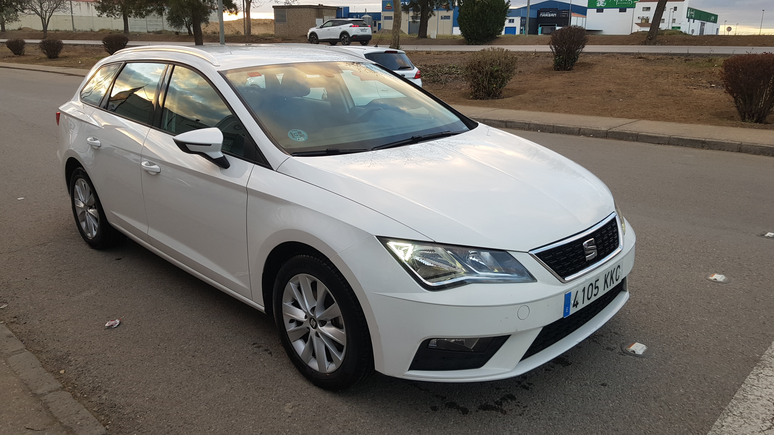SEAT Leon ST 1.6 TDI 85kW 115CV StSp Style: Catálogo de AUTOMOVILES MORAUTO SL SEAT Leon ST 1.6 TDI 85kW 115CV StSp Style: Catálogo de AUTOMOVILES MORAUTO SL