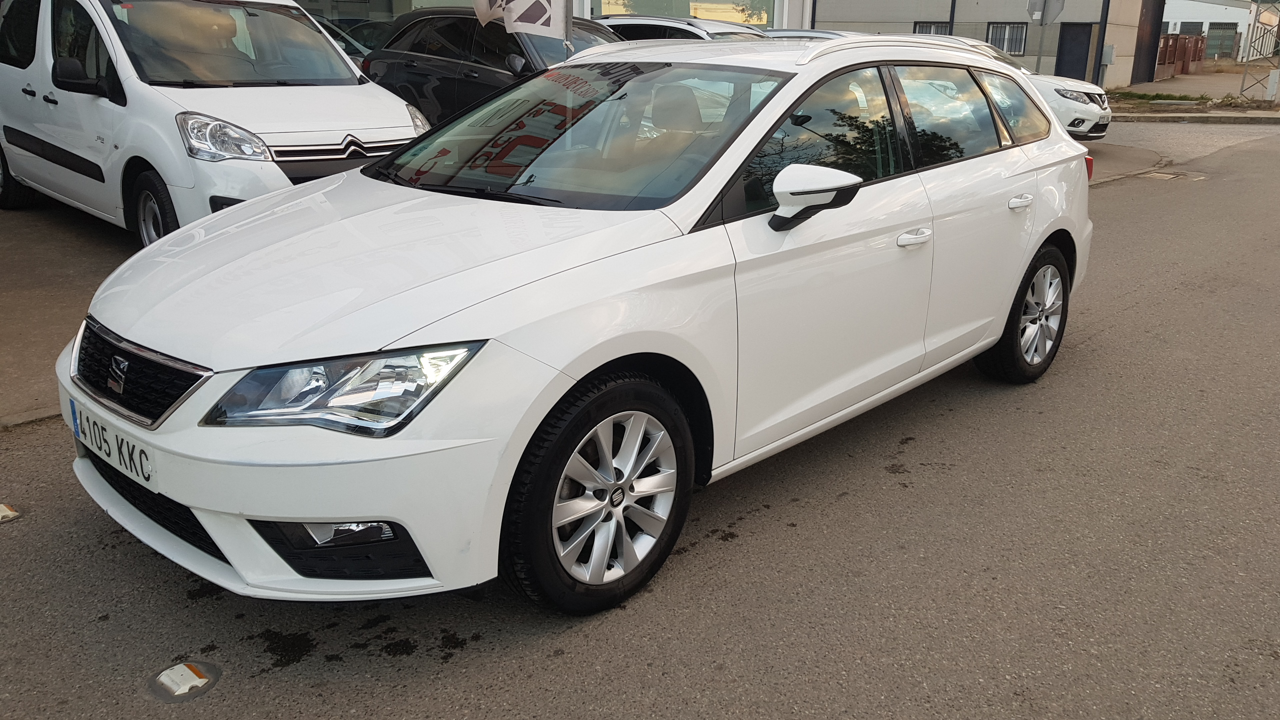SEAT Leon ST 1.6 TDI 85kW 115CV StSp Style: Catálogo de AUTOMOVILES MORAUTO SL SEAT Leon ST 1.6 TDI 85kW 115CV StSp Style: Catálogo de AUTOMOVILES MORAUTO SL
