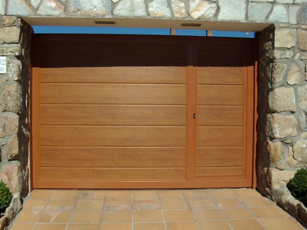 Puerta corredera de panel sandwich imitación a madera