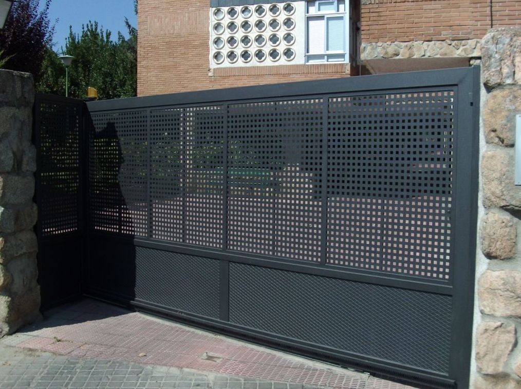 Montaje de puertas correderas de chapa perforada en Madrid