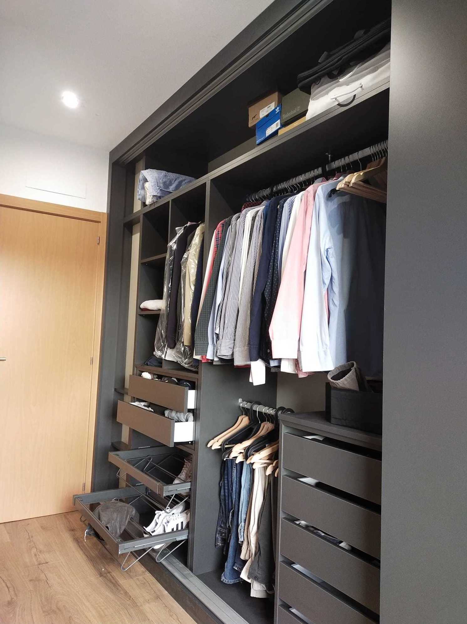 INTERIOR ARMARIO TONOS GRISES CAJONERA Y ZAPATERO EXTRAÍBLE INTERIOR ARMARIO TONOS GRISES CAJONERA Y ZAPATERO EXTRAÍBLE