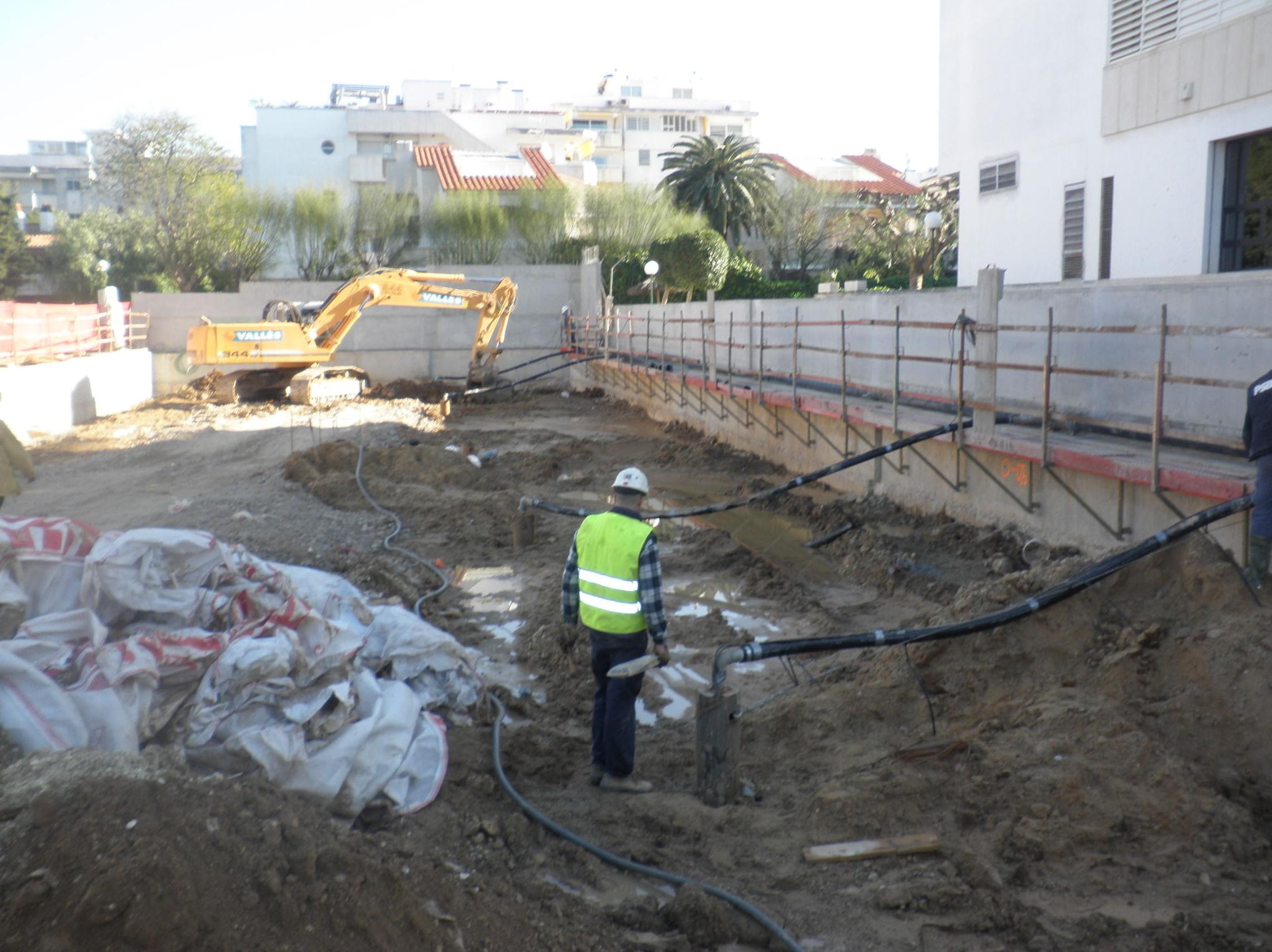 Estudio hidrogeológico y ensayo de bombeo para el rebaje del N. Freático en dos plantas sótano para la nueva construcción de un edificio plurifamiliar en Avd. Sofia,12. TM Sitges (Barcelona). Estudio hidrogeológico y ensayo de bombeo para el rebaje del N. Freático en dos plantas sótano para la nueva construcción de un edificio plurifamiliar en Avd. Sofia,12. TM Sitges (Barcelona).