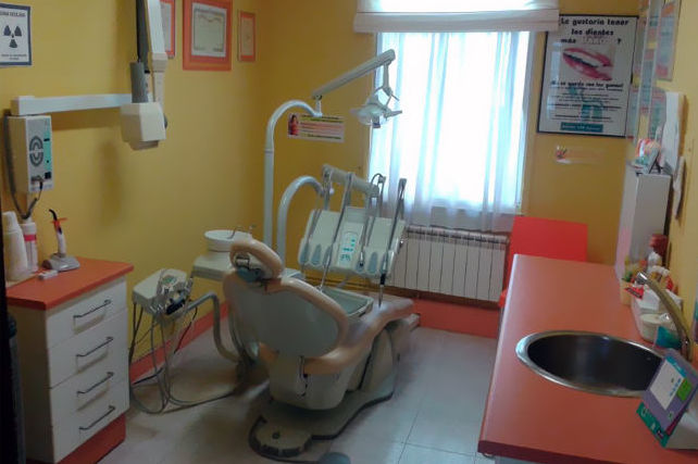 Odontología: Servicios que ofrecemos de Clínica Dental Dr. Delgado y Dra. Díaz }}