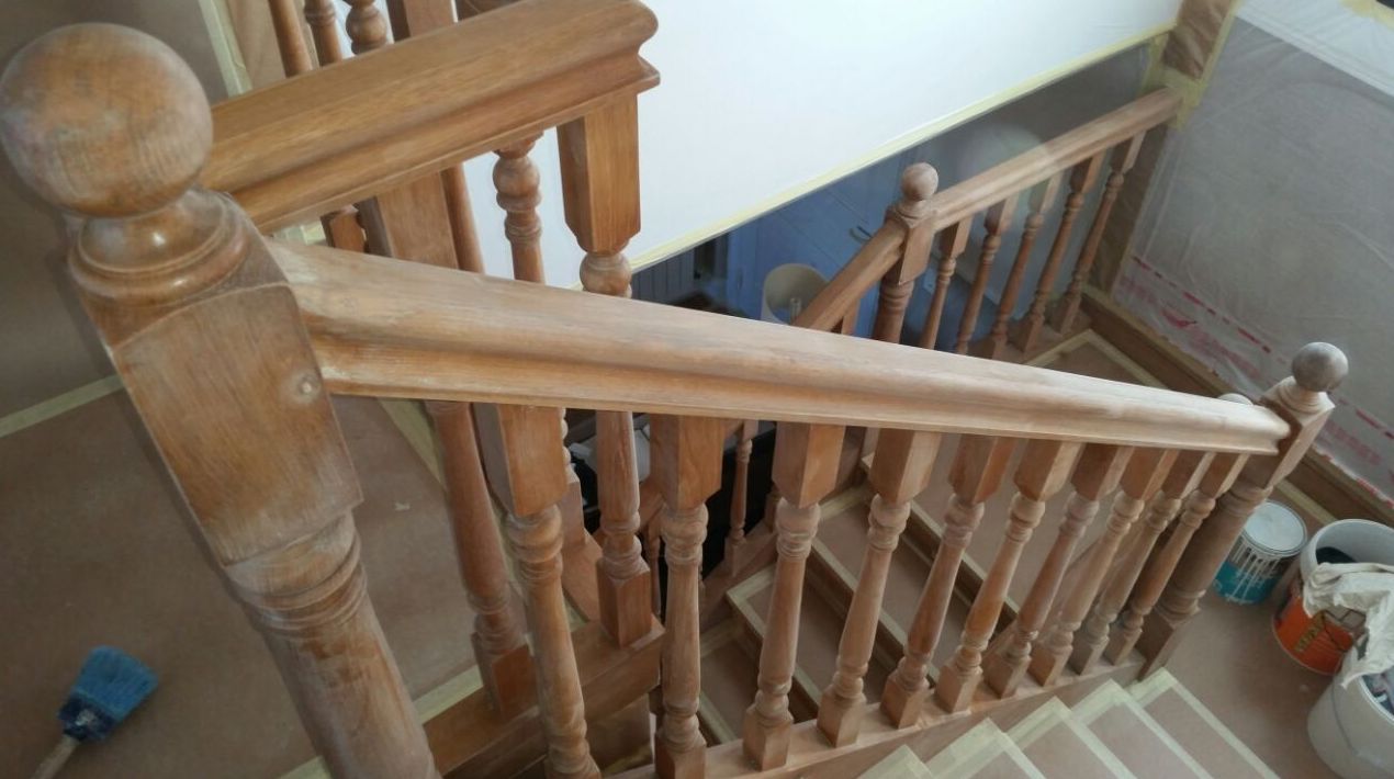 Lacado de baranda de escaleras antes