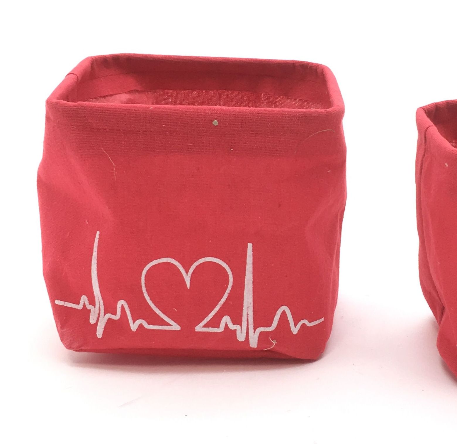 MACETA TELA ELECTROCARDIOGRAMA .17X17 H15,5 / ROJO REF: D0123.11R (2) PRECIO: 2,95€ MACETA TELA ELECTROCARDIOGRAMA .17X17 H15,5 / ROJO REF: D0123.11R (2) PRECIO: 2,95€