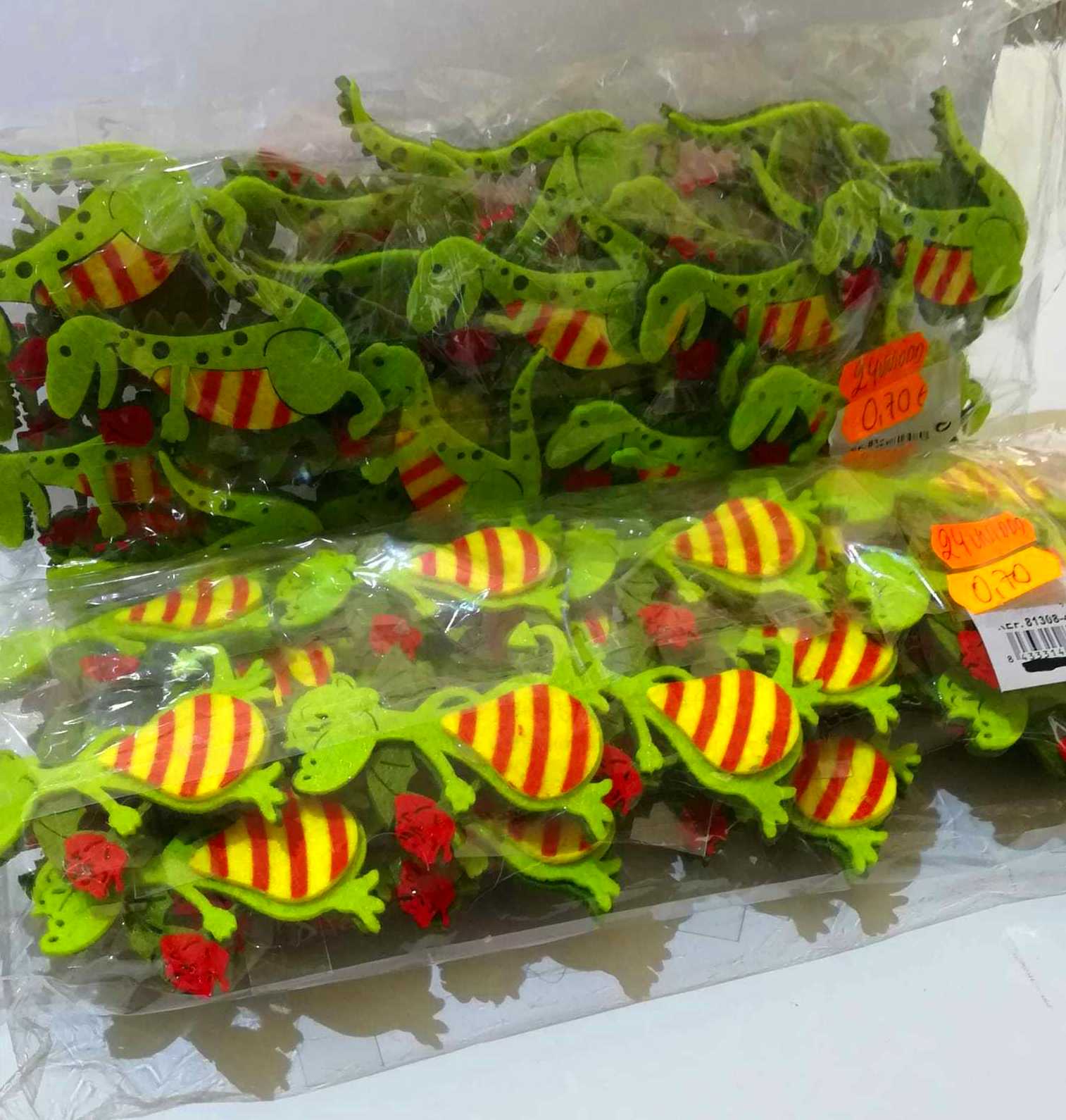 PQTE. (x 24 unid.) Pinzas Dragón MEDIANO PRECIO: 0,70 € c/unid. PQTE. (x 24 unid.) Pinzas Dragón MEDIANO PRECIO: 0,70 € c/unid.