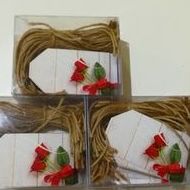 Tarjetas colgantes Sant Jordi: 100 unidades se presenta con cordón natural a 0,21 € c/una Tarjetas colgantes Sant Jordi: 100 unidades se presenta con cordón natural a 0,21 € c/una