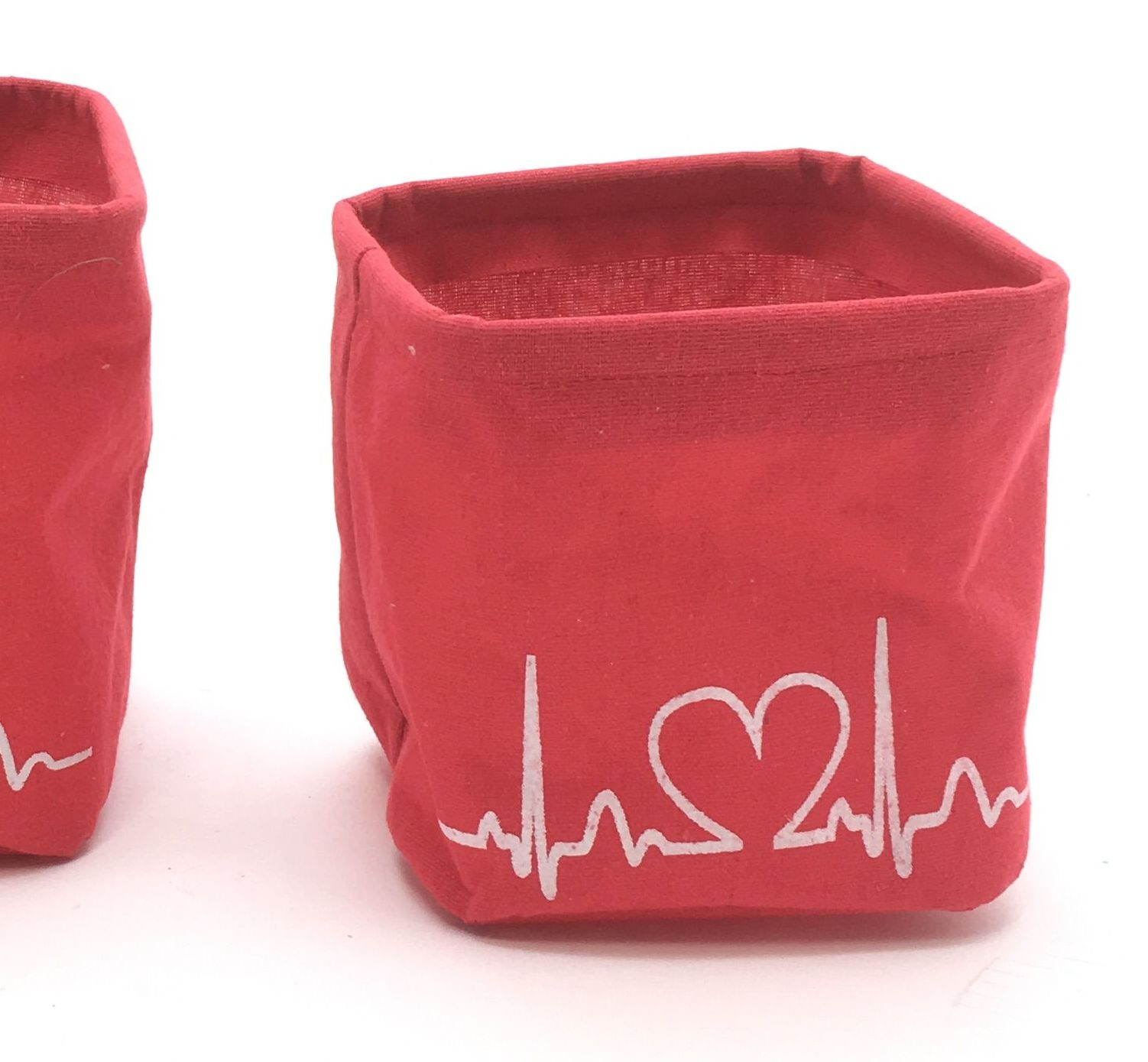 MACETA TELA ELECTROCARDIOGRAMA .14x14h15CM (ROJO) REF: D0123.11R (1) PRECIO: 1,95€ MACETA TELA ELECTROCARDIOGRAMA .14x14h15CM (ROJO) REF: D0123.11R (1) PRECIO: 1,95€