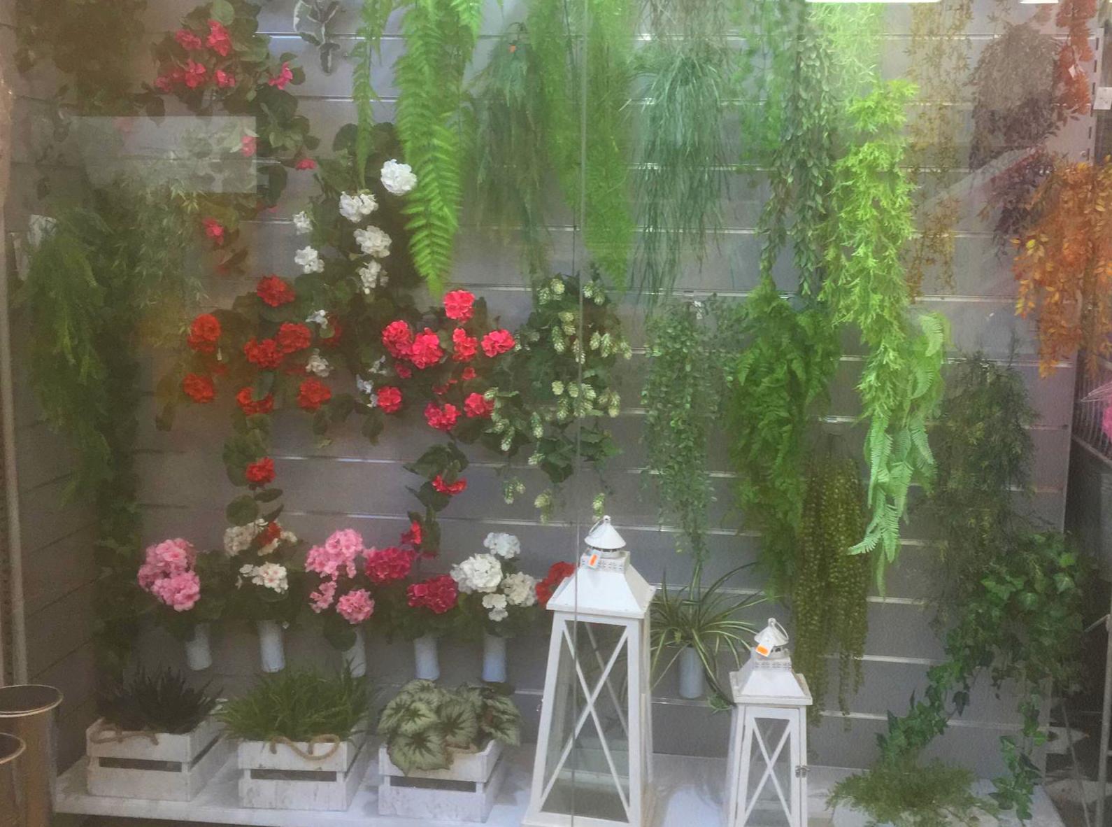 Escaparate del Mercado de la Flor de Vilassar de Mar con plantas colgantes para jardin vertical y faroles decorativos -Fernando Gallego SCP 