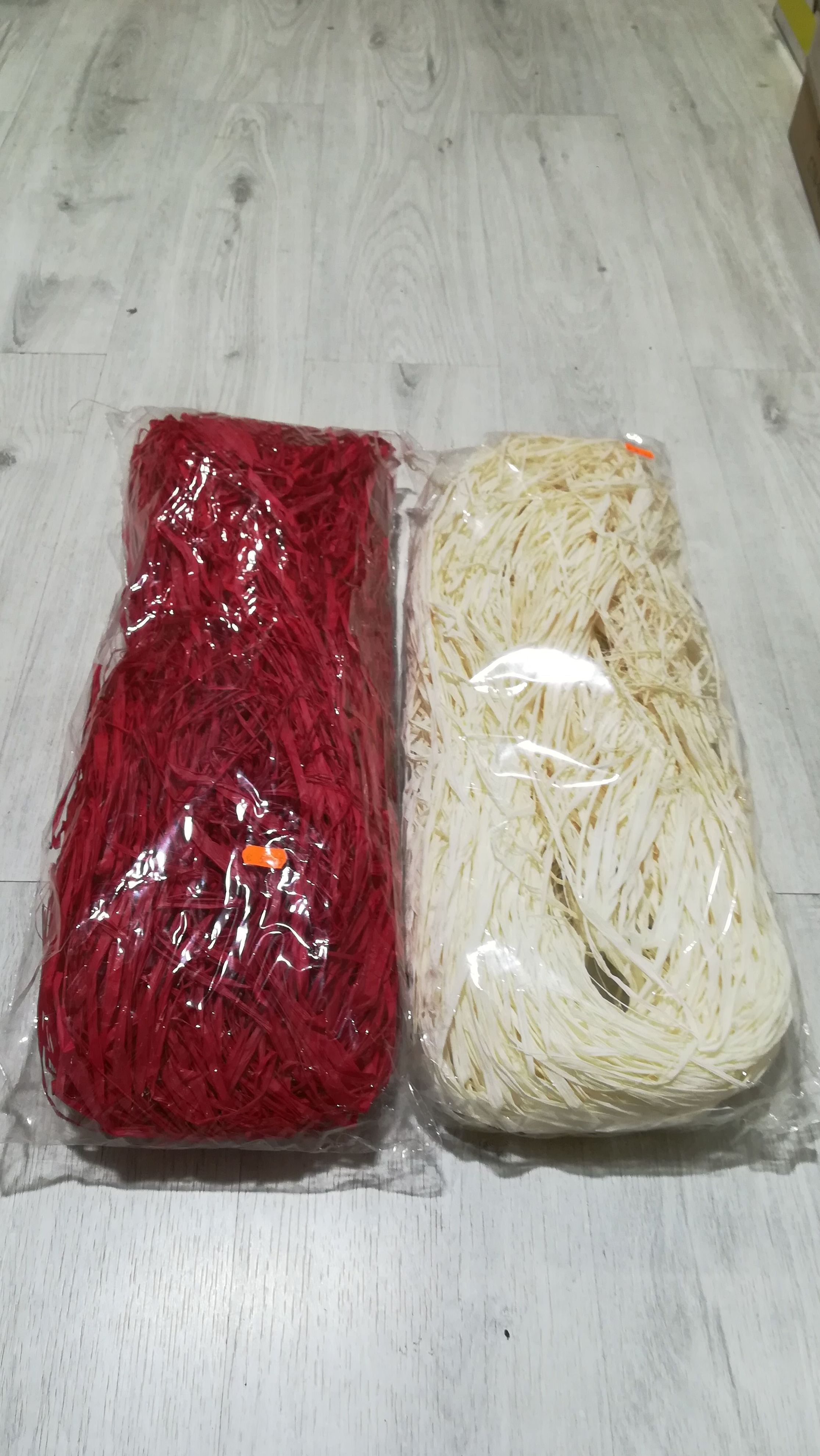 RAFIA NATURAL TEÑIDA. COLORES: ROJO Y BLANCO. PRECIO: 5,95 € RAFIA NATURAL TEÑIDA. COLORES: ROJO Y BLANCO. PRECIO: 5,95 €