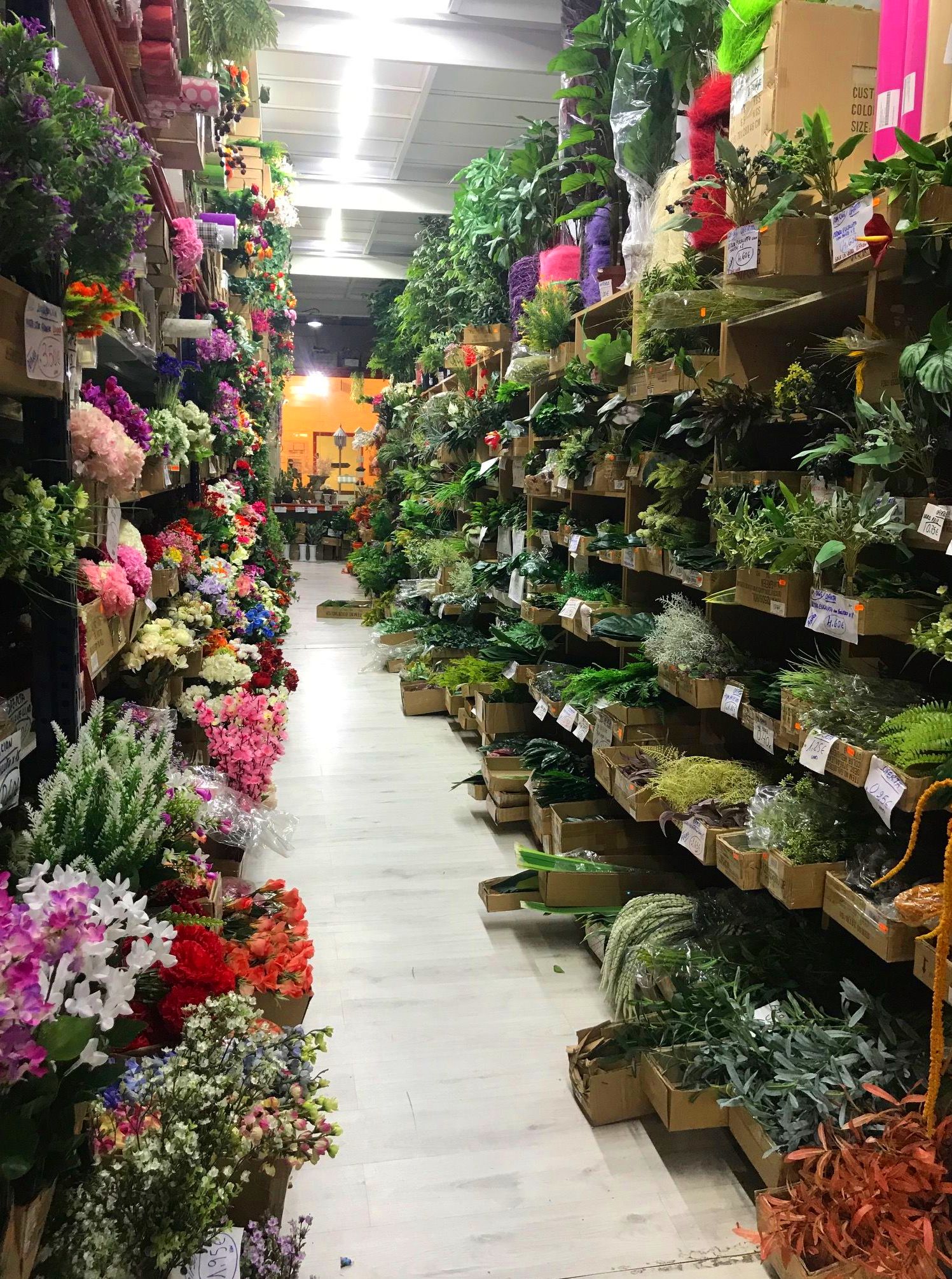 Interior de la parada del Mercado de Vilassar de Mar con flor y planta artificial -Fernando Gallego SCP 