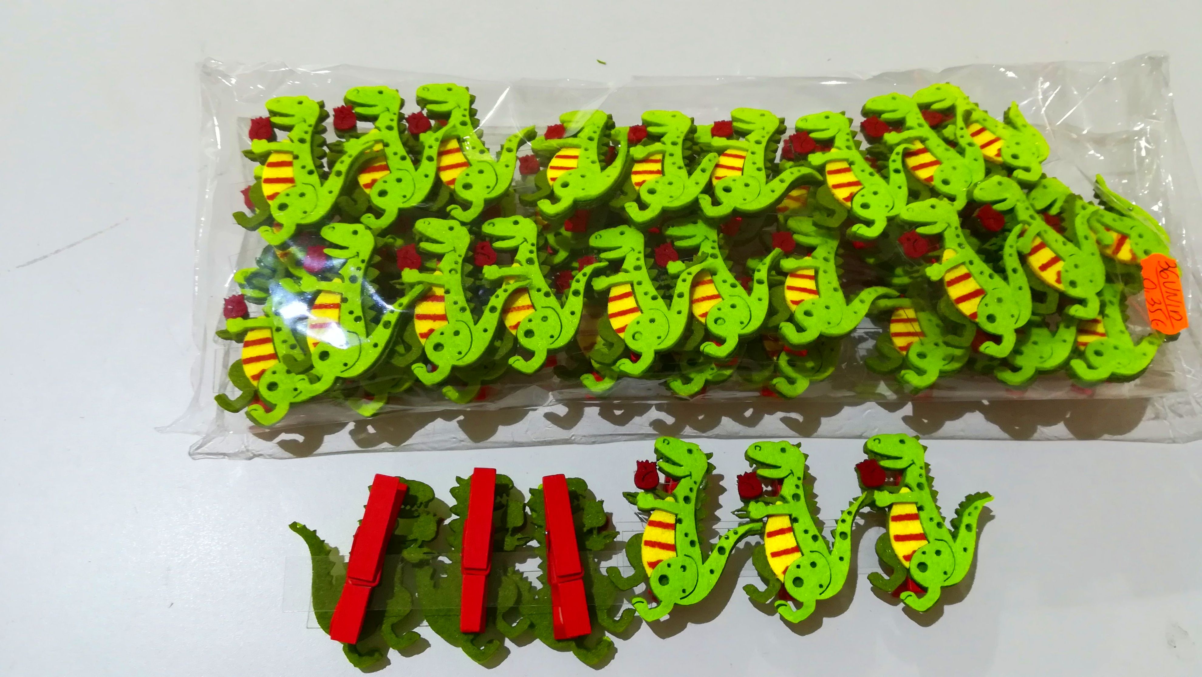 PQTE. (x 36 unid.) Pinzas Dragón PEQUEÑO PRECIO: 0,35 € c/unid. PQTE. (x 36 unid.) Pinzas Dragón PEQUEÑO PRECIO: 0,35 € c/unid.