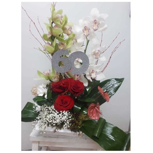 Arreglo personalizado cymbidium, rosas y anturium con hojas de aspidistra Arreglo personalizado cymbidium, rosas y anturium con hojas de aspidistra
