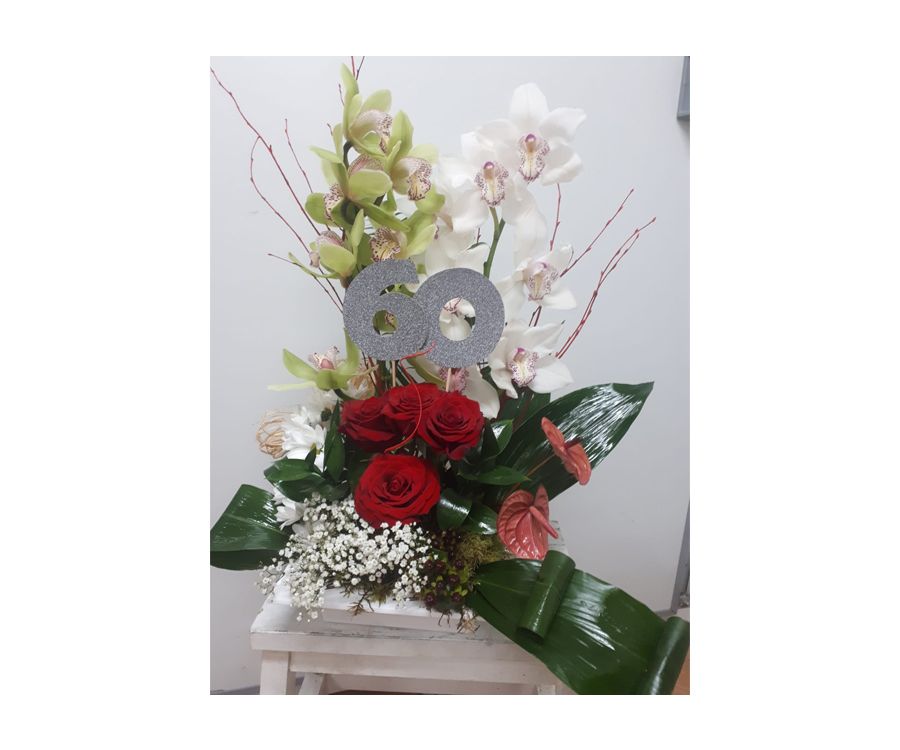 Arreglo personalizado cymbidium, rosas y anturium con hojas de aspidistra Arreglo personalizado cymbidium, rosas y anturium con hojas de aspidistra