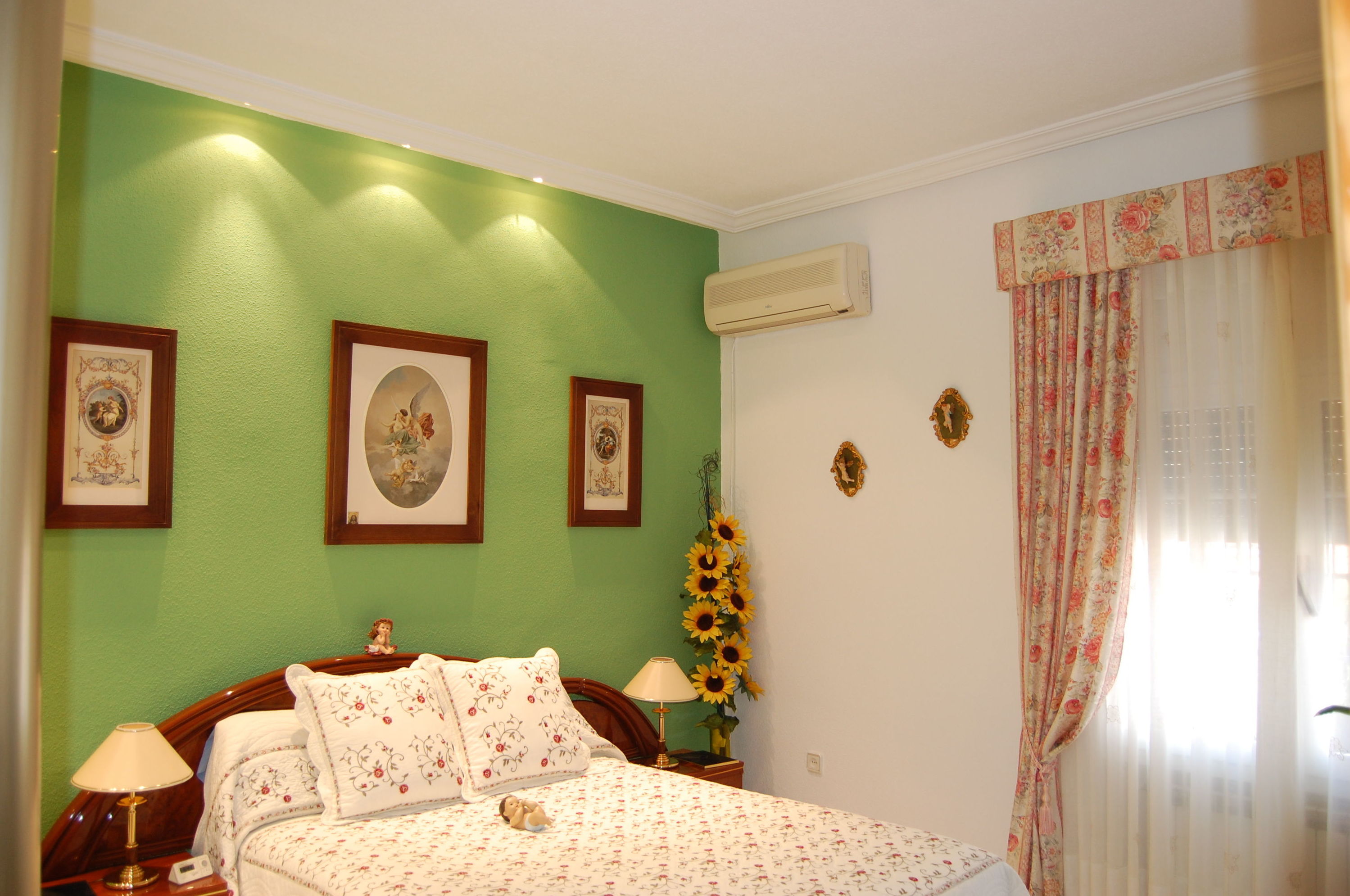 Habitación pintada con tonos verdes