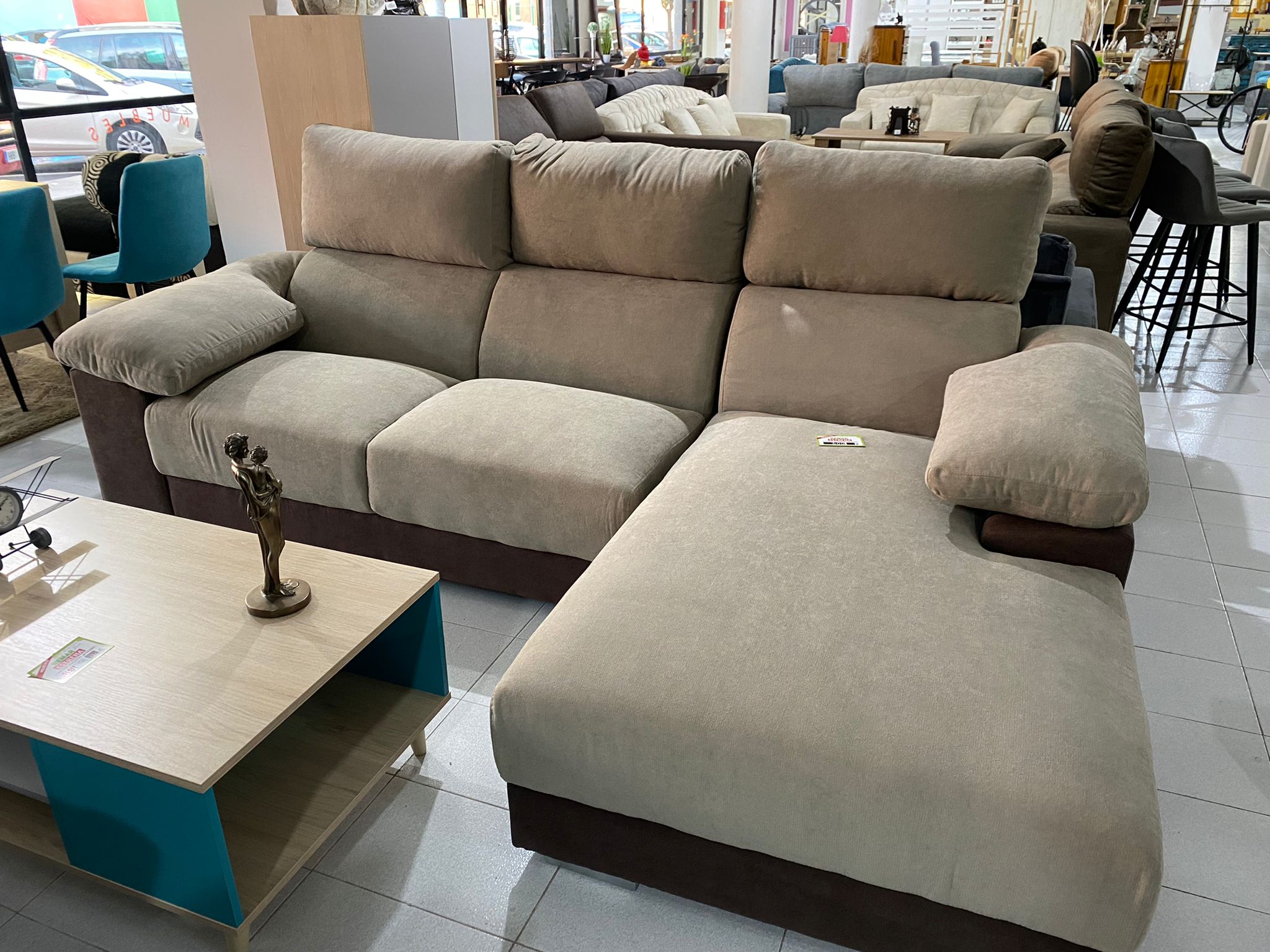 Chaise Longue beige con base marrón Chaise Longue beige con base marrón