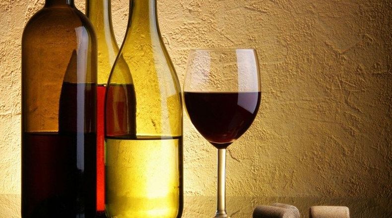 ¿Cómo las etiquetas de los vinos te “engañan” para lograr que te sepan mejor?