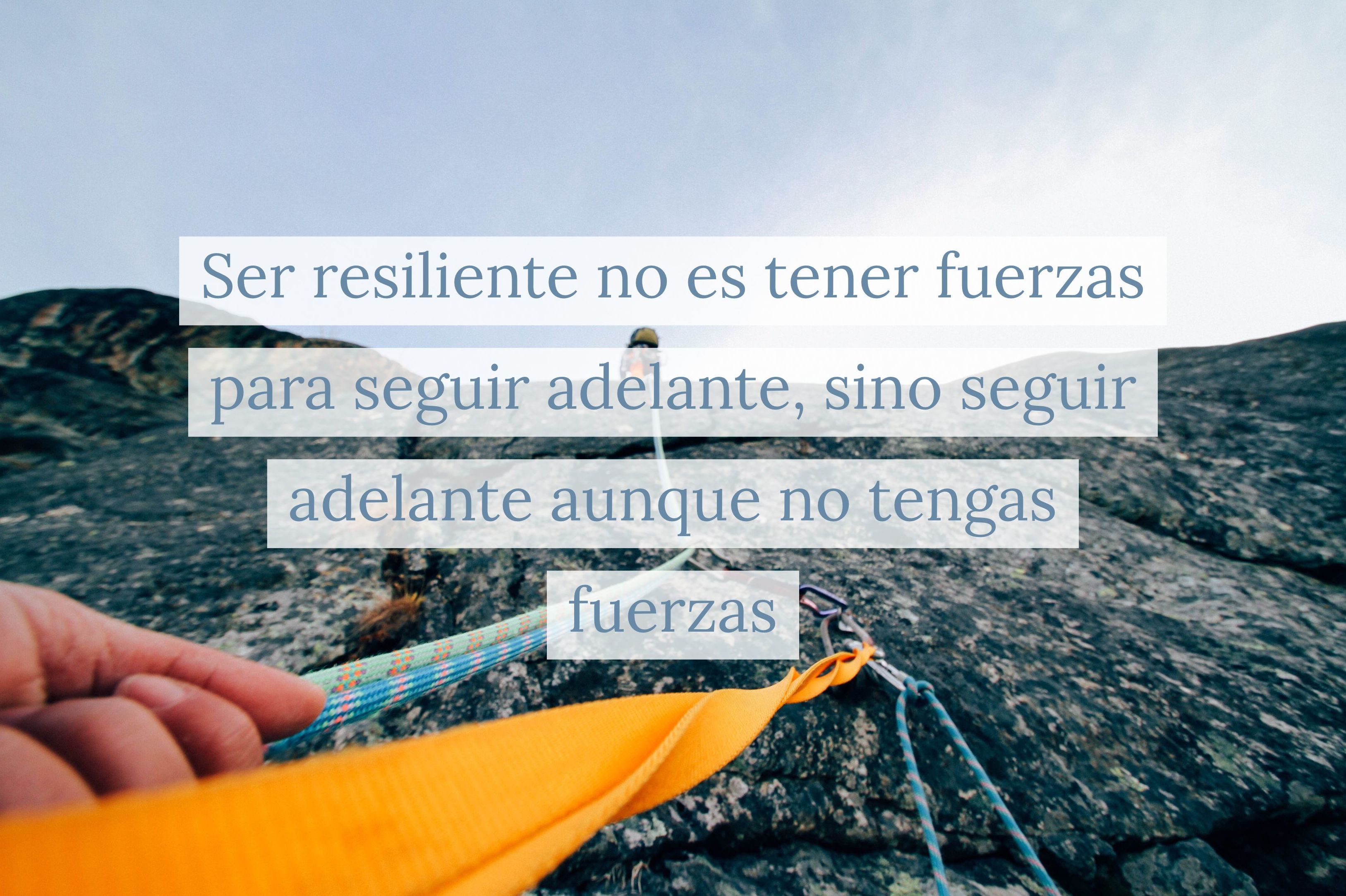 Ser resiliente no es tener fuerzas para seguir adelante, sino seguir adelante sin tener fuerzas  }}