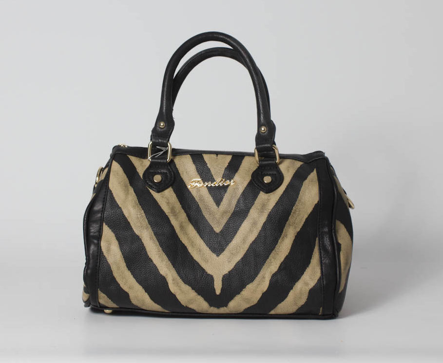 Bolso L-002: Catálogo de M.G. Piel Bolso L-002: Catálogo de M.G. Piel