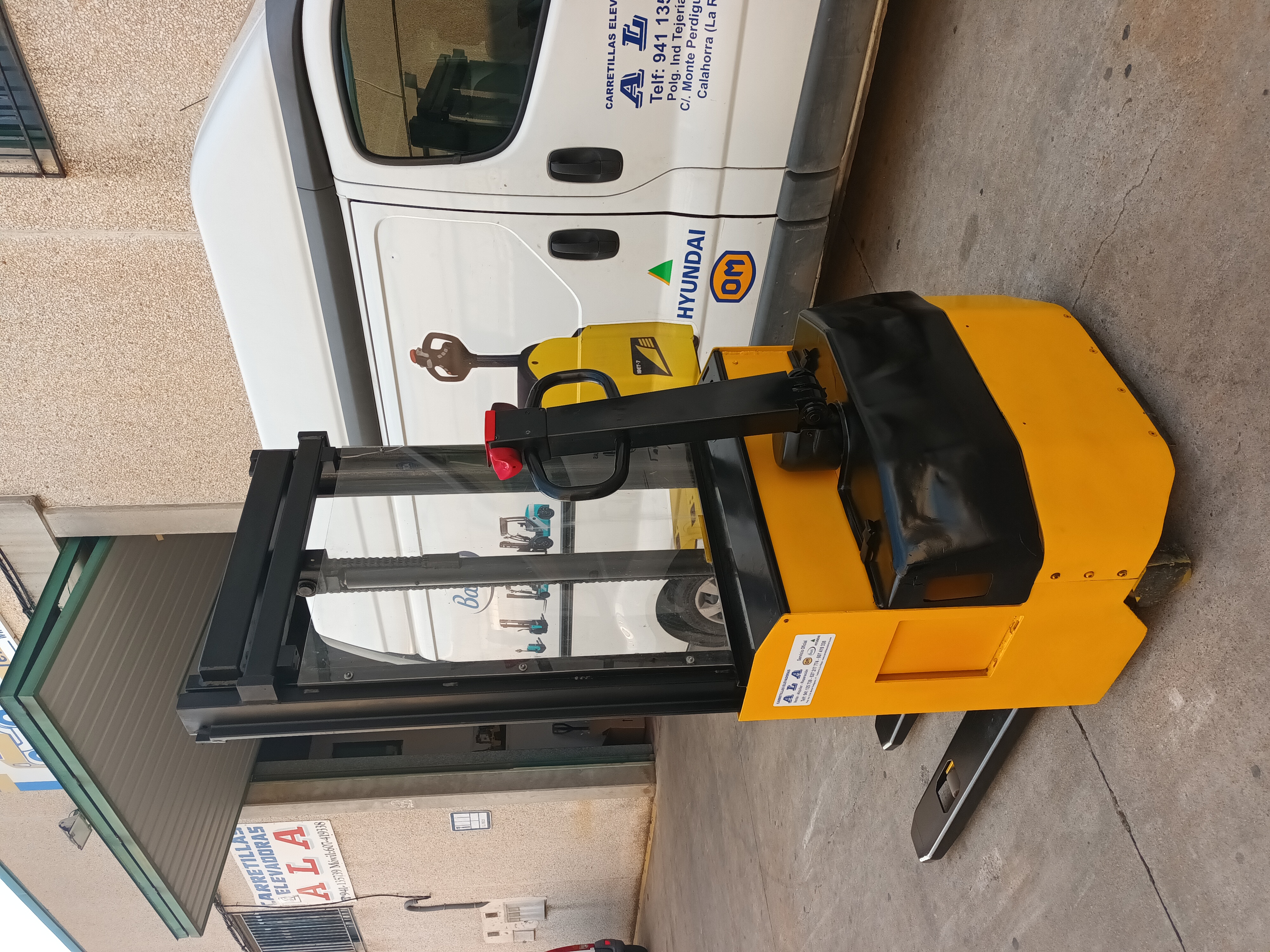 VENTA APILADOR ECONÓMICO Y BATERÍA NUEVA: Maquinaria de ocasión de Carretillas Elevadoras A.L.A., S.L. VENTA APILADOR ECONÓMICO Y BATERÍA NUEVA: Maquinaria de ocasión de Carretillas Elevadoras A.L.A., S.L.