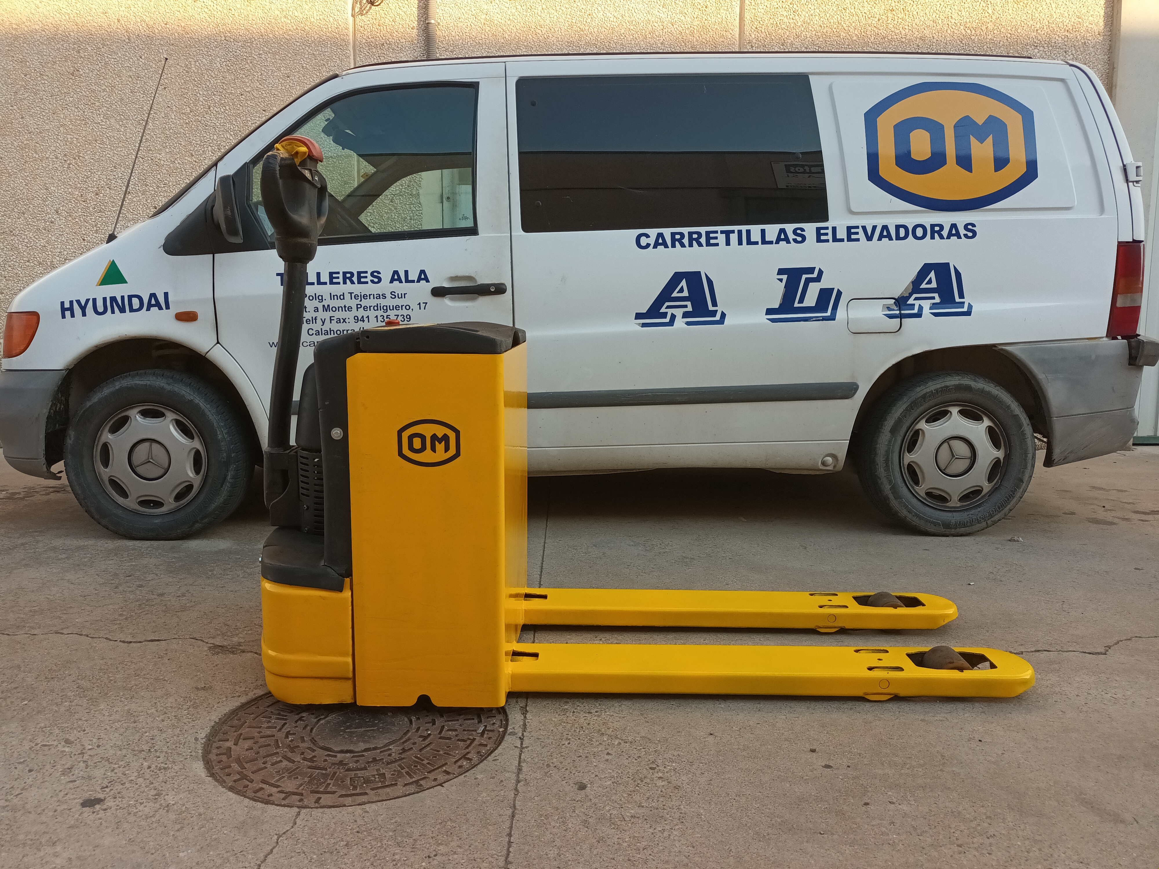 VENTA DE TRANSPALETA ELÉCTRICA CON BATERÍA NUEVA: Maquinaria de ocasión de Carretillas Elevadoras A.L.A., S.L. VENTA DE TRANSPALETA ELÉCTRICA CON BATERÍA NUEVA: Maquinaria de ocasión de Carretillas Elevadoras A.L.A., S.L.