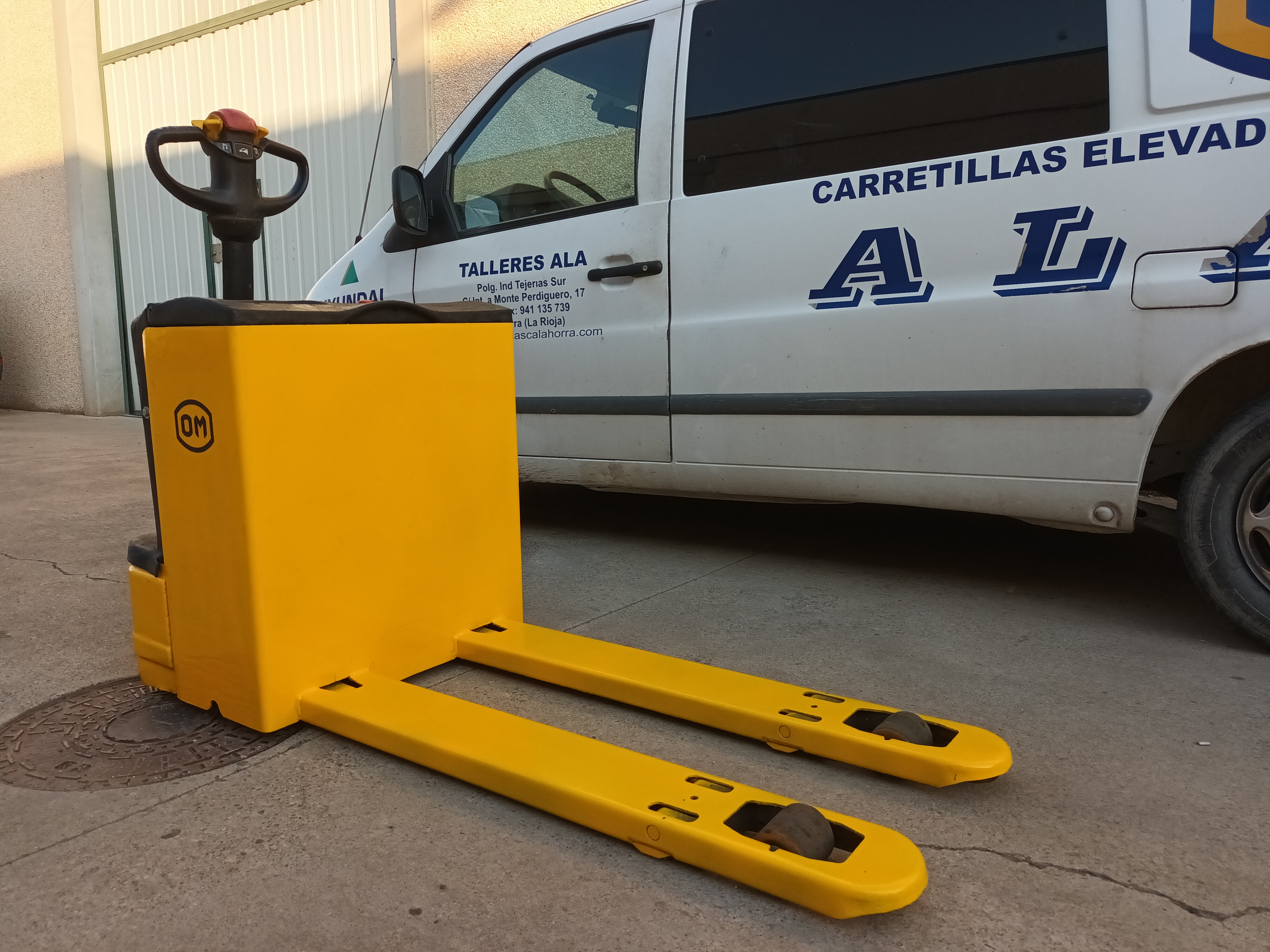 VENTA DE TRANSPALETA ELÉCTRICA CON BATERÍA NUEVA: Maquinaria de ocasión de Carretillas Elevadoras A.L.A., S.L. VENTA DE TRANSPALETA ELÉCTRICA CON BATERÍA NUEVA: Maquinaria de ocasión de Carretillas Elevadoras A.L.A., S.L.