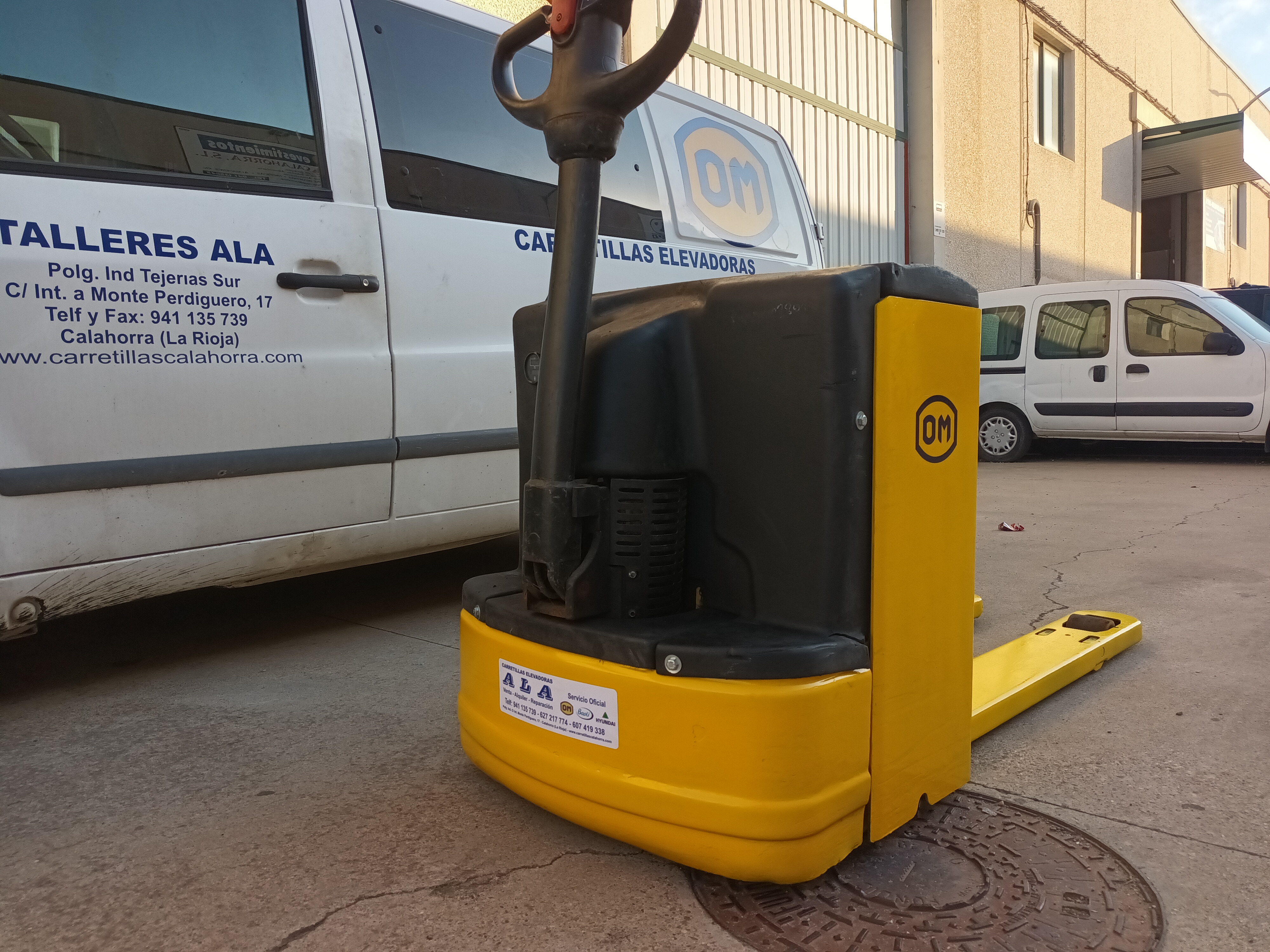 VENTA DE TRANSPALETA ELÉCTRICA CON BATERÍA NUEVA: Maquinaria de ocasión de Carretillas Elevadoras A.L.A., S.L. VENTA DE TRANSPALETA ELÉCTRICA CON BATERÍA NUEVA: Maquinaria de ocasión de Carretillas Elevadoras A.L.A., S.L.