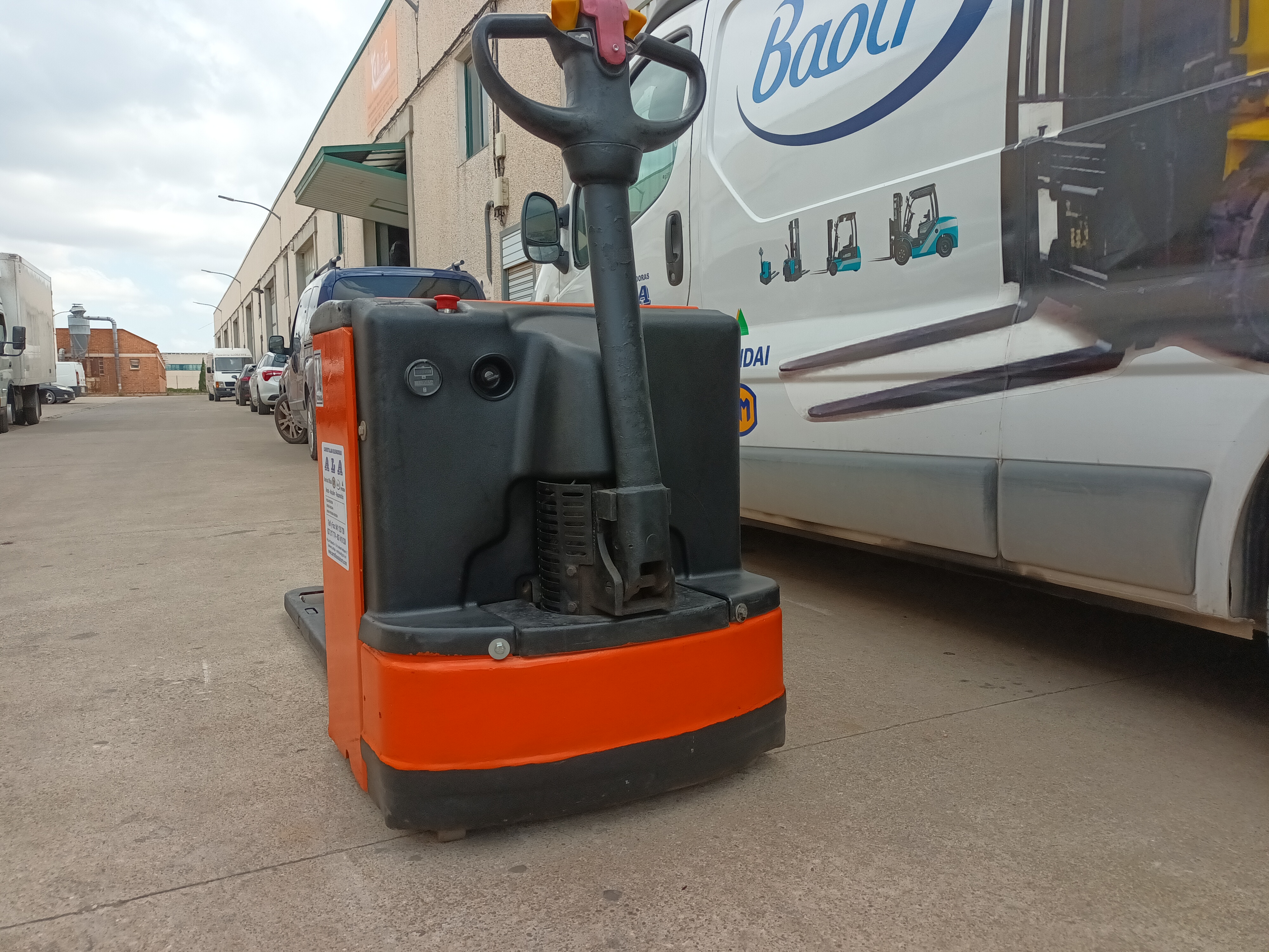 VENTA TRANSPALETA ELÉCTRICA OM: Maquinaria de ocasión de Carretillas Elevadoras A.L.A., S.L. VENTA TRANSPALETA ELÉCTRICA OM: Maquinaria de ocasión de Carretillas Elevadoras A.L.A., S.L.