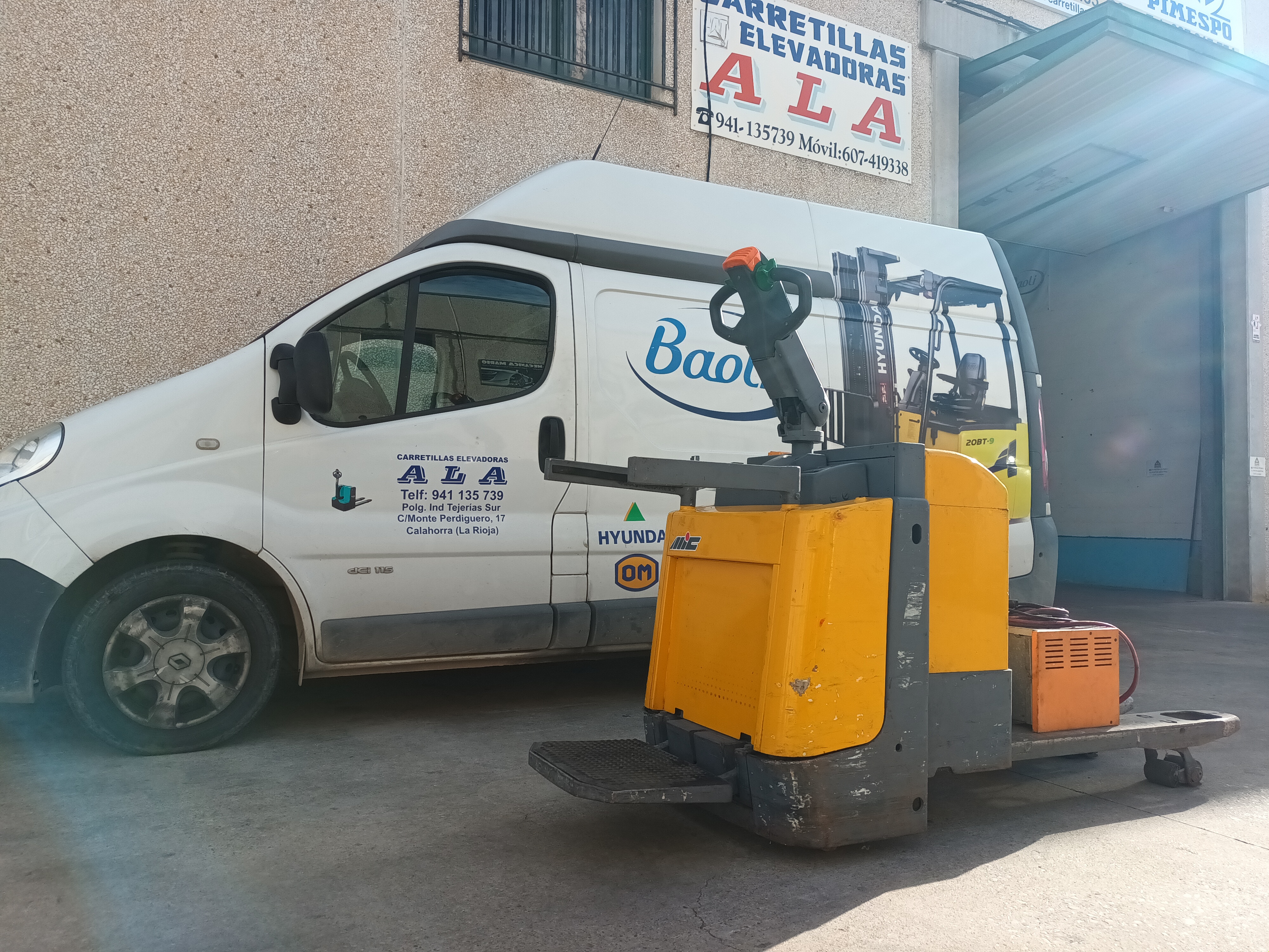 TRANSPALETA ELÉCTRICA MIC CON BATERÍA NUEVA: Maquinaria de ocasión de Carretillas Elevadoras A.L.A., S.L. TRANSPALETA ELÉCTRICA MIC CON BATERÍA NUEVA: Maquinaria de ocasión de Carretillas Elevadoras A.L.A., S.L.