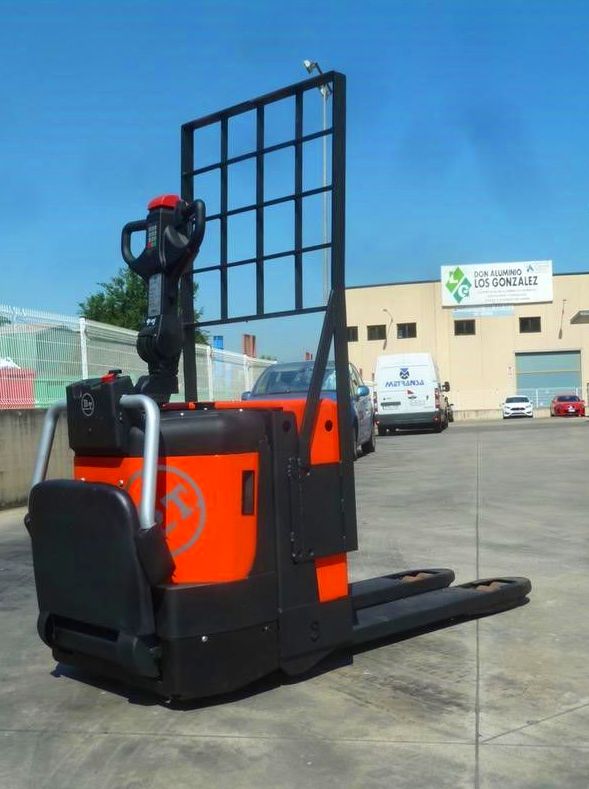 VENTA TRANSPALETA BT CON PLATAFORMA Y BATERÍA NUEVA: Maquinaria de ocasión de Carretillas Elevadoras A.L.A., S.L. VENTA TRANSPALETA BT CON PLATAFORMA Y BATERÍA NUEVA: Maquinaria de ocasión de Carretillas Elevadoras A.L.A., S.L.