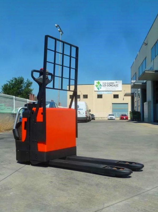 VENTA TRANSPALETA BT CON PLATAFORMA Y BATERÍA NUEVA: Maquinaria de ocasión de Carretillas Elevadoras A.L.A., S.L. VENTA TRANSPALETA BT CON PLATAFORMA Y BATERÍA NUEVA: Maquinaria de ocasión de Carretillas Elevadoras A.L.A., S.L.
