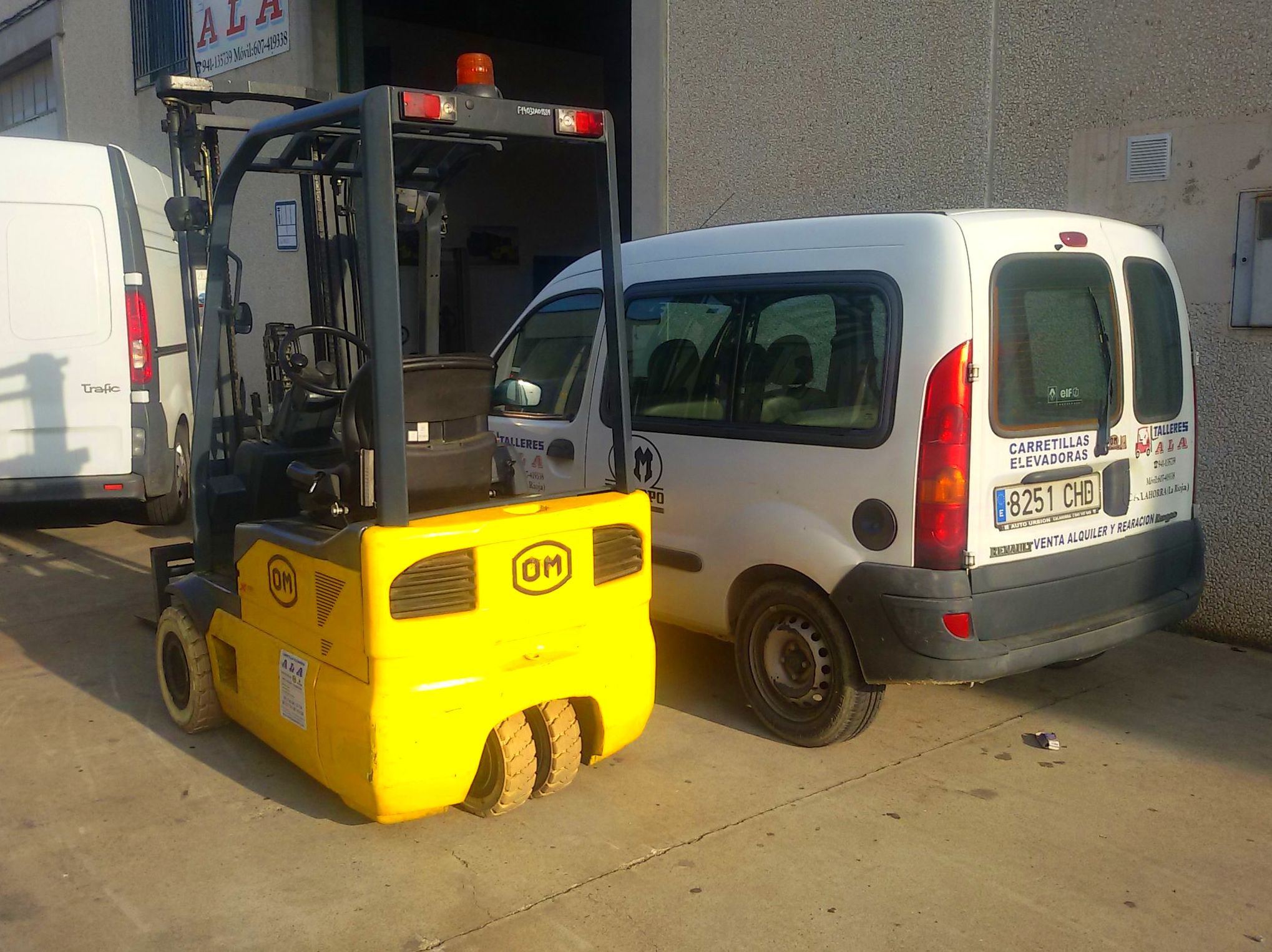 OFERTA CARRETILLA ELÉCTRICA CON BATERÍA SEMI NUEVA: Maquinaria de ocasión de Carretillas Elevadoras A.L.A., S.L. OFERTA CARRETILLA ELÉCTRICA CON BATERÍA SEMI NUEVA: Maquinaria de ocasión de Carretillas Elevadoras A.L.A., S.L.