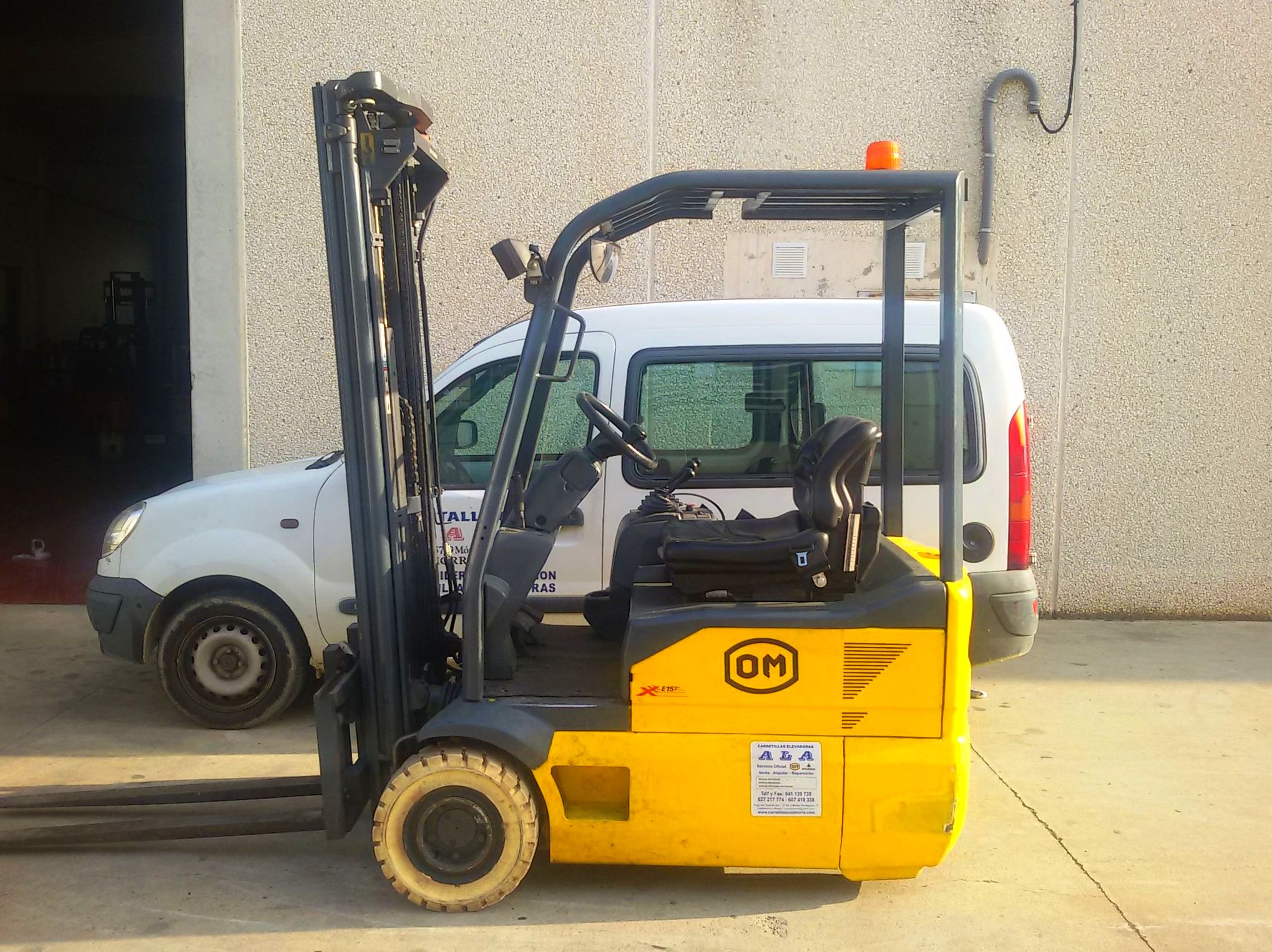 OFERTA CARRETILLA ELÉCTRICA CON BATERÍA SEMI NUEVA: Maquinaria de ocasión de Carretillas Elevadoras A.L.A., S.L. OFERTA CARRETILLA ELÉCTRICA CON BATERÍA SEMI NUEVA: Maquinaria de ocasión de Carretillas Elevadoras A.L.A., S.L.
