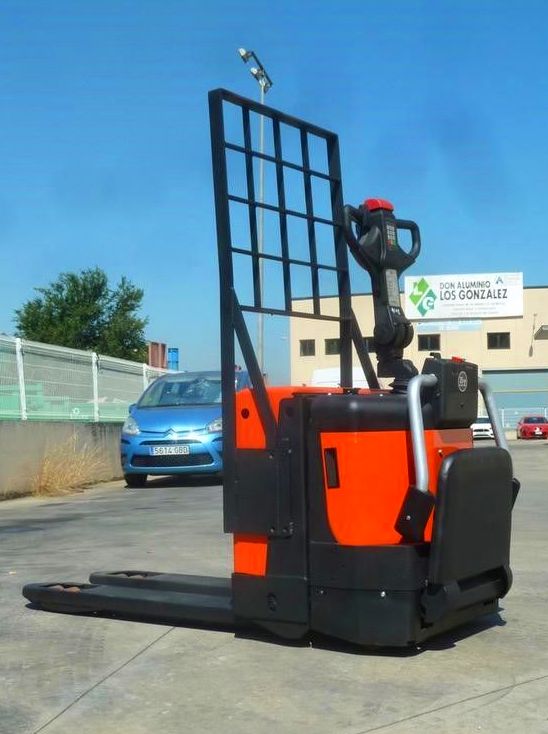 VENTA TRANSPALETA BT CON PLATAFORMA Y BATERÍA NUEVA: Maquinaria de ocasión de Carretillas Elevadoras A.L.A., S.L. VENTA TRANSPALETA BT CON PLATAFORMA Y BATERÍA NUEVA: Maquinaria de ocasión de Carretillas Elevadoras A.L.A., S.L.