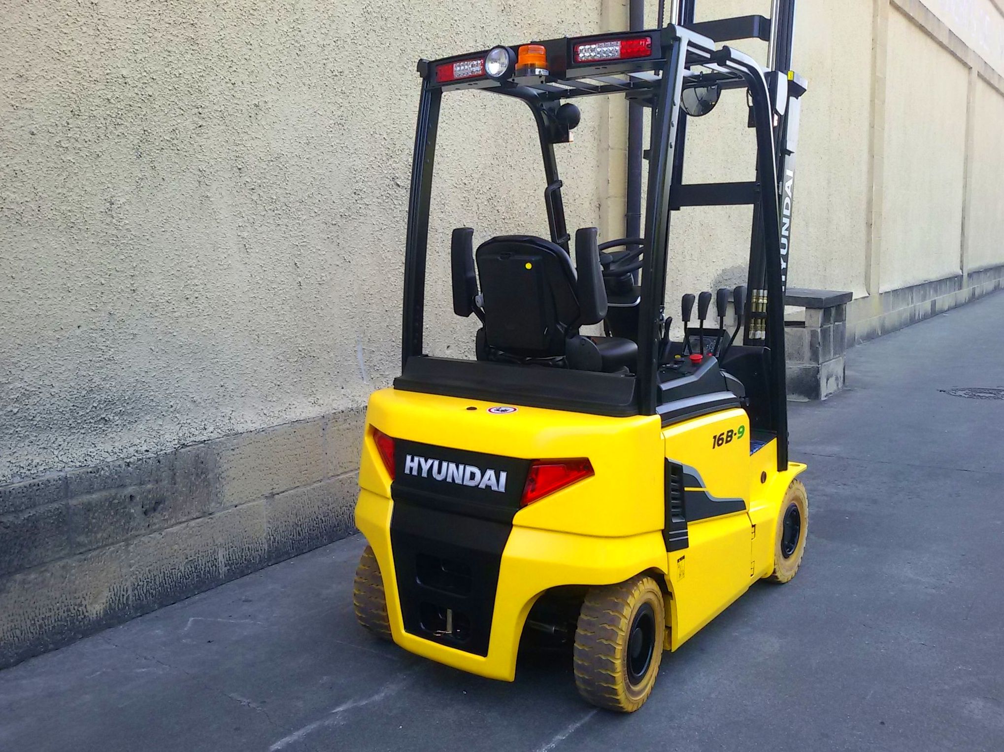 PROMOCIÓN CARRETILLAS HYUNDAI NUEVAS: Maquinaria de ocasión de Carretillas Elevadoras A.L.A., S.L. PROMOCIÓN CARRETILLAS HYUNDAI NUEVAS: Maquinaria de ocasión de Carretillas Elevadoras A.L.A., S.L.