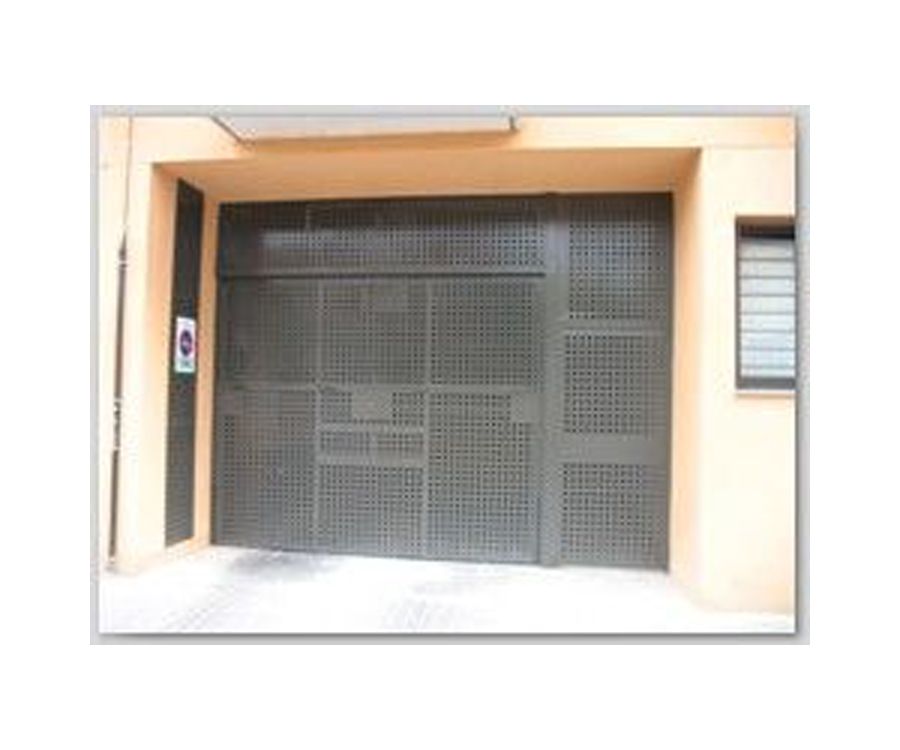 Puerta basculante de chapa perforada Puerta basculante de chapa perforada